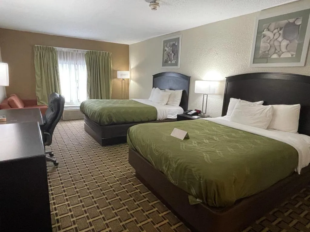 Bed in Quality Inn Vincennes