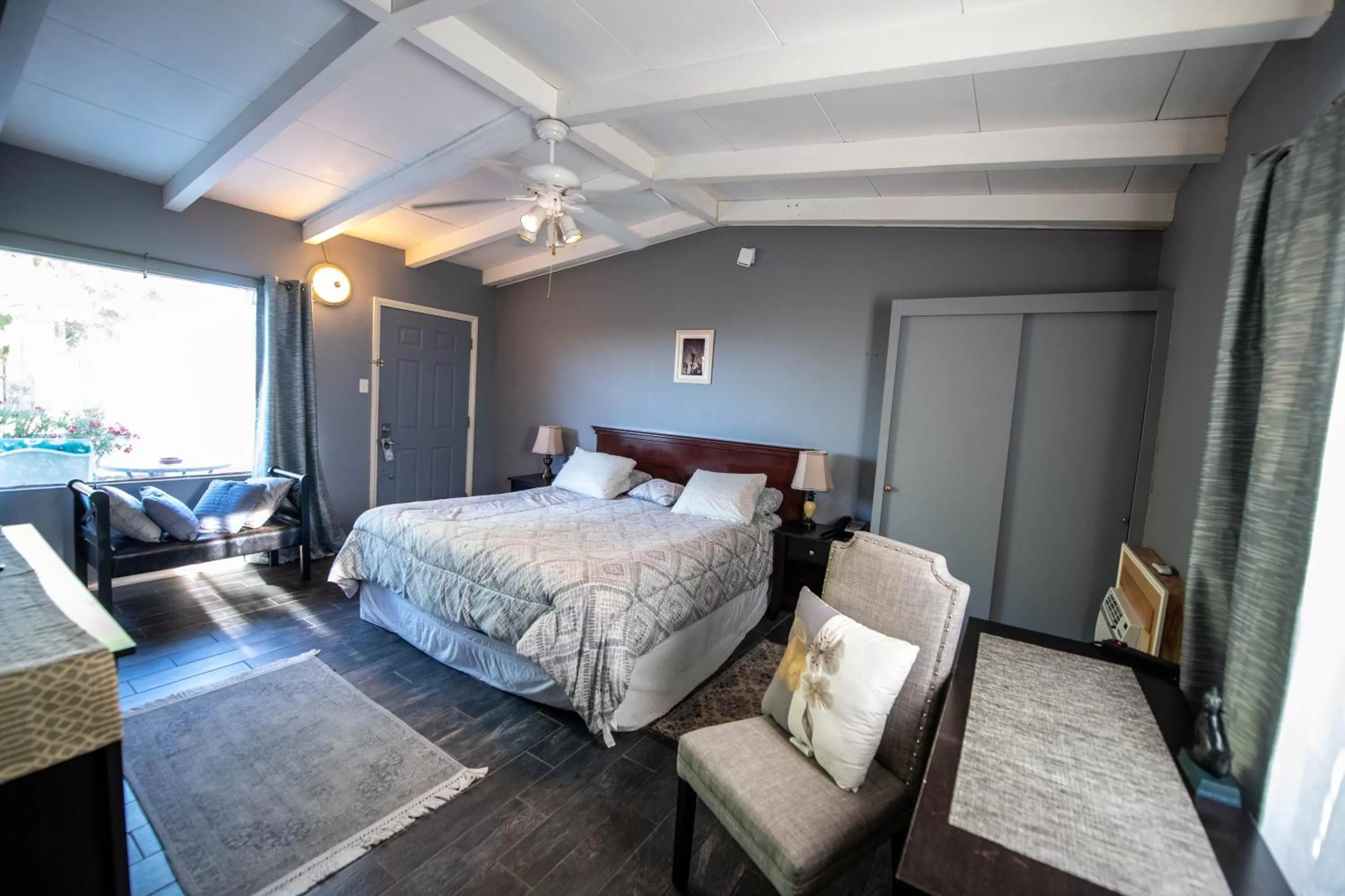 Bedroom, Bed in Harmony Motel