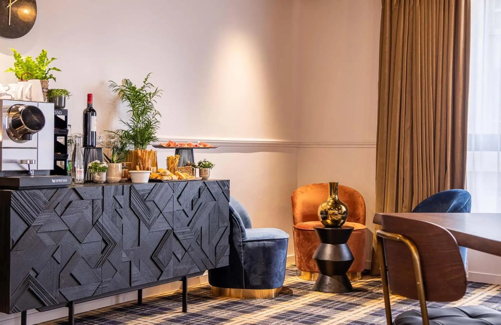 Communal lounge/ TV room in Mercure Paris Bercy Bibliothèque