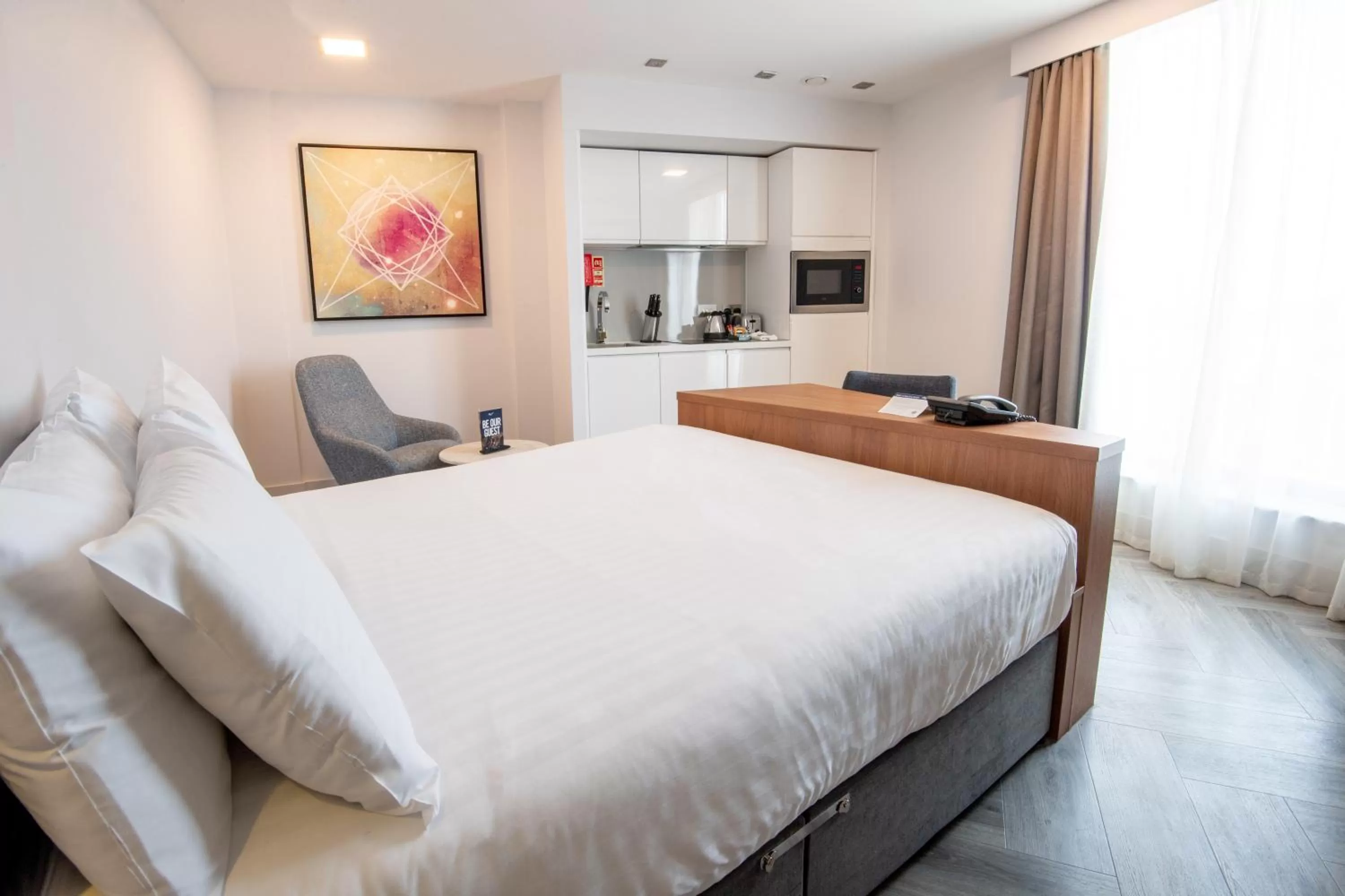 Kitchen or kitchenette, Bed in Roomzzz London Stratford