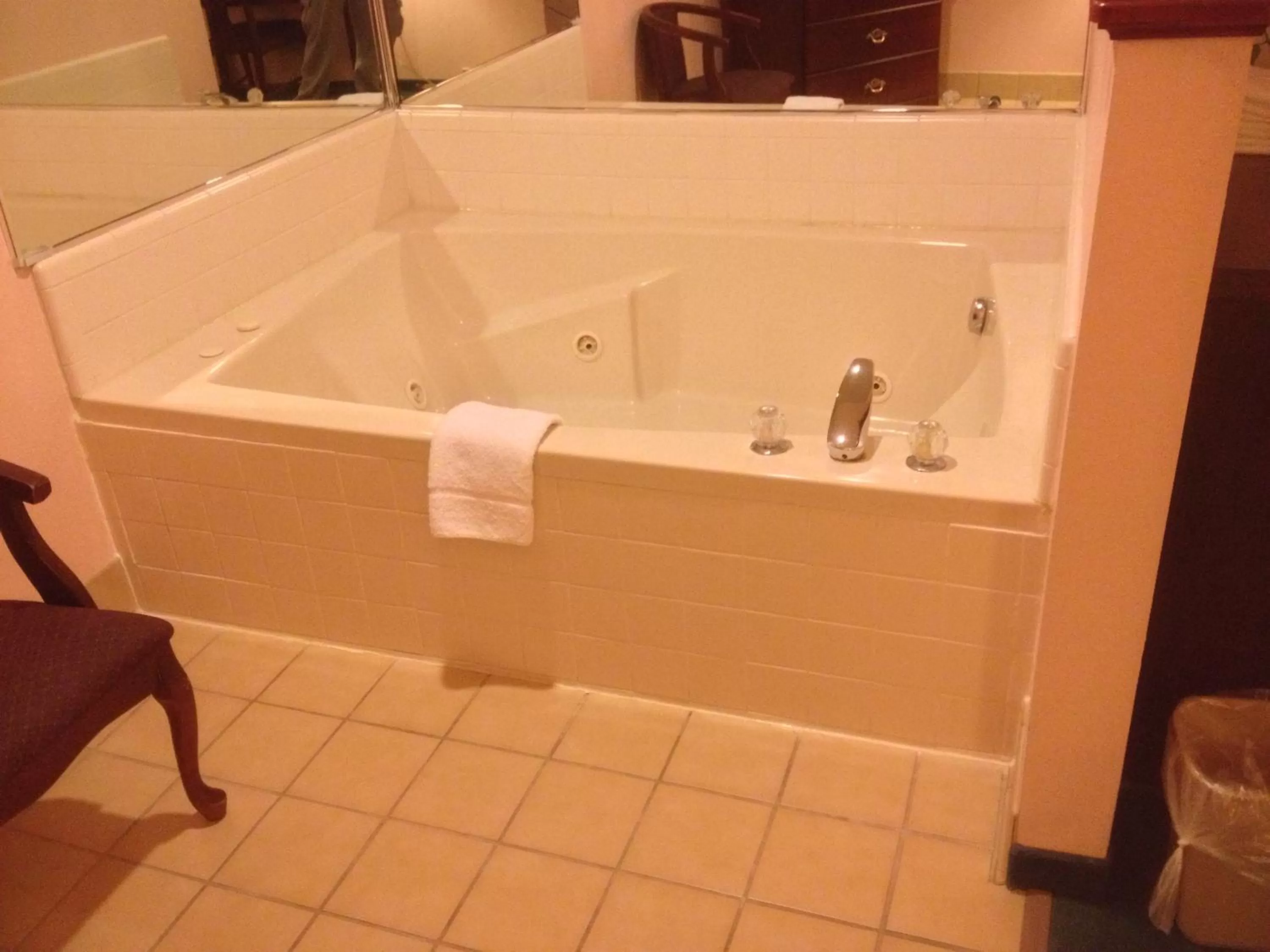 King Suite with Spa Bath - Non-Smoking in Days Inn by Wyndham Washington Court House