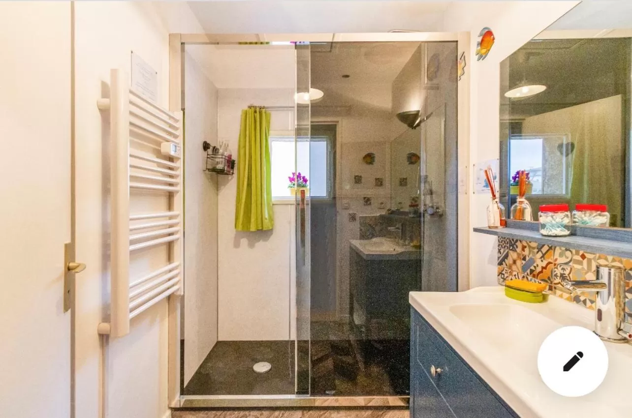 Bathroom in 2 CHAMBRES B&B PRÈS DE L'AÉROPORT ET DU MEETT
