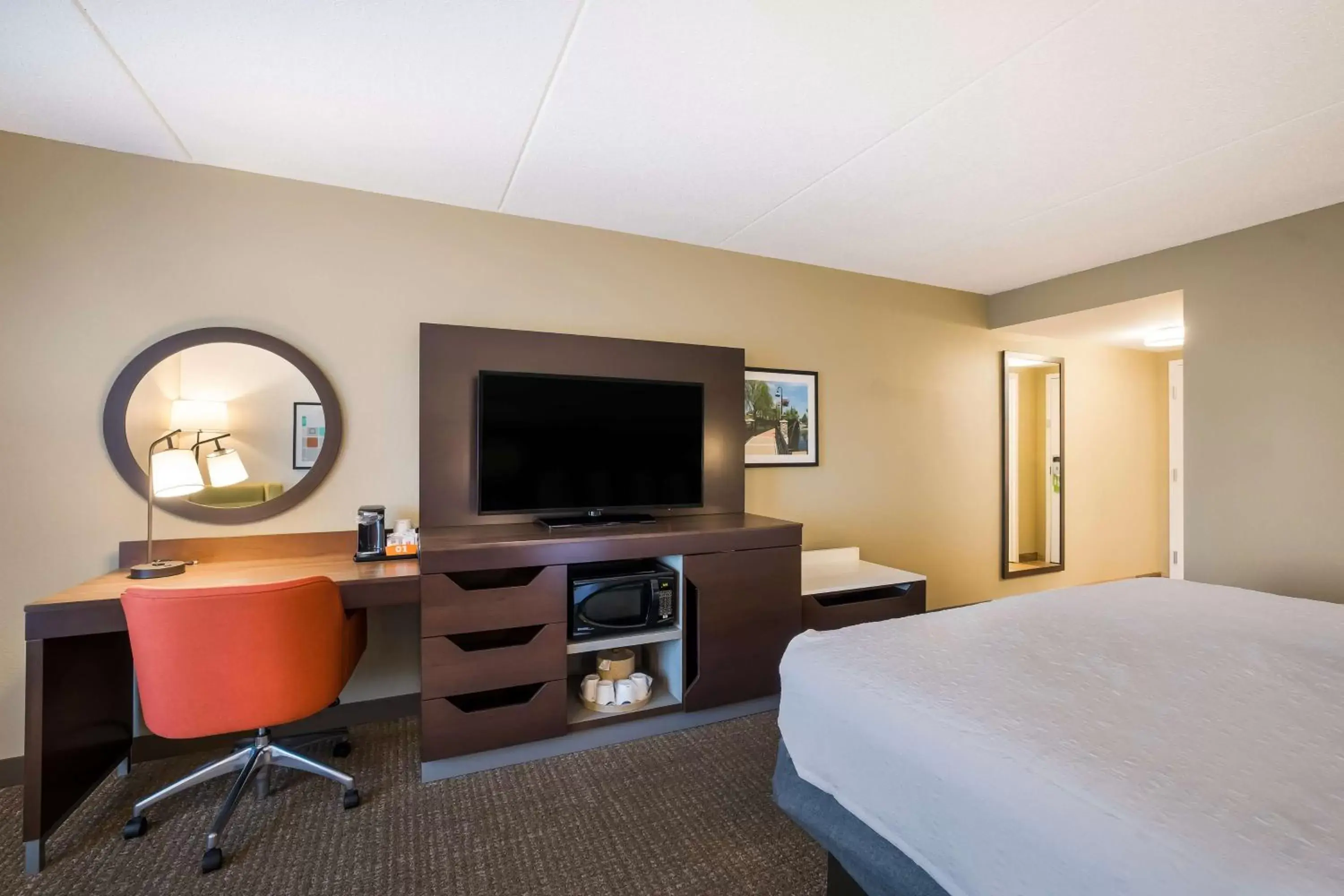 Bedroom, TV/Entertainment Center in Hampton Inn McHenry