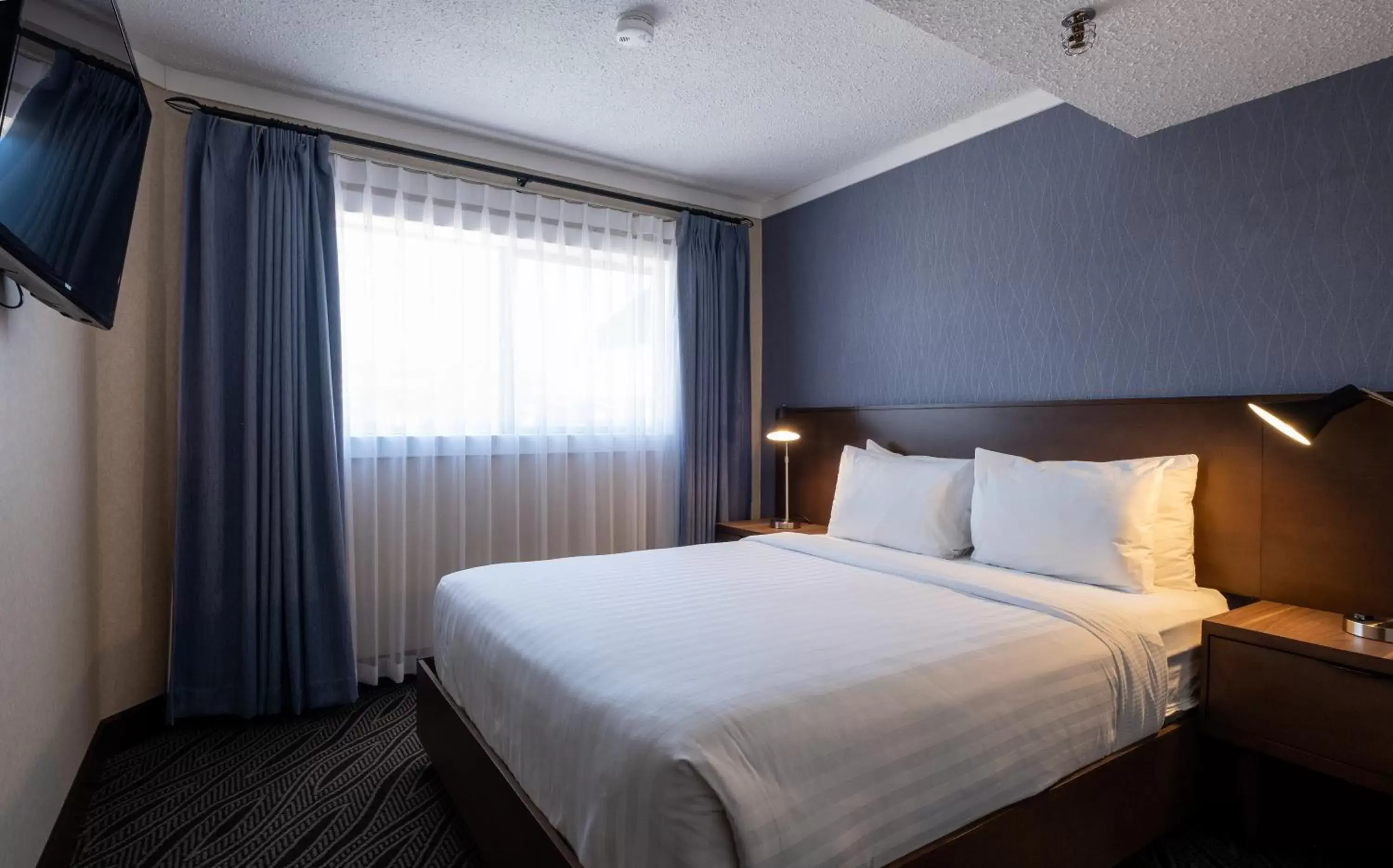 Bedroom, Bed in Prestige Mountain Resort Rossland