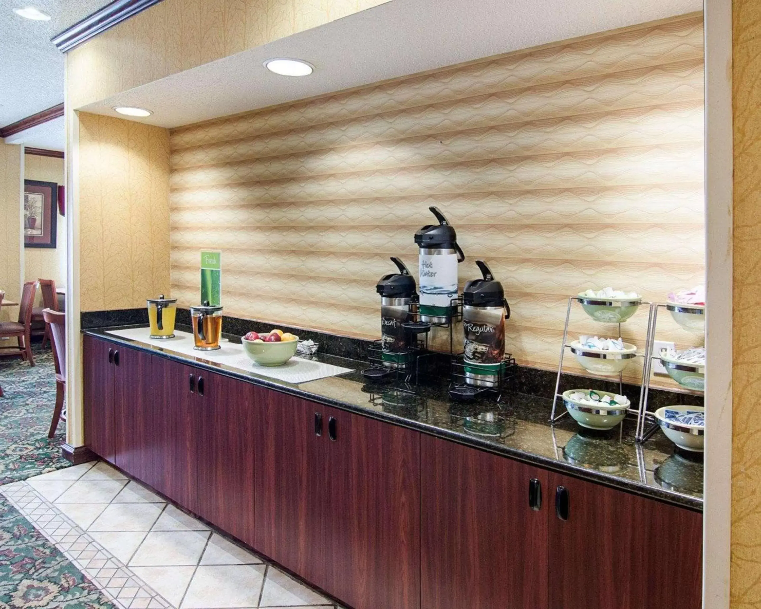 Restaurant/places to eat, Kitchen/Kitchenette in Quality Inn Midland