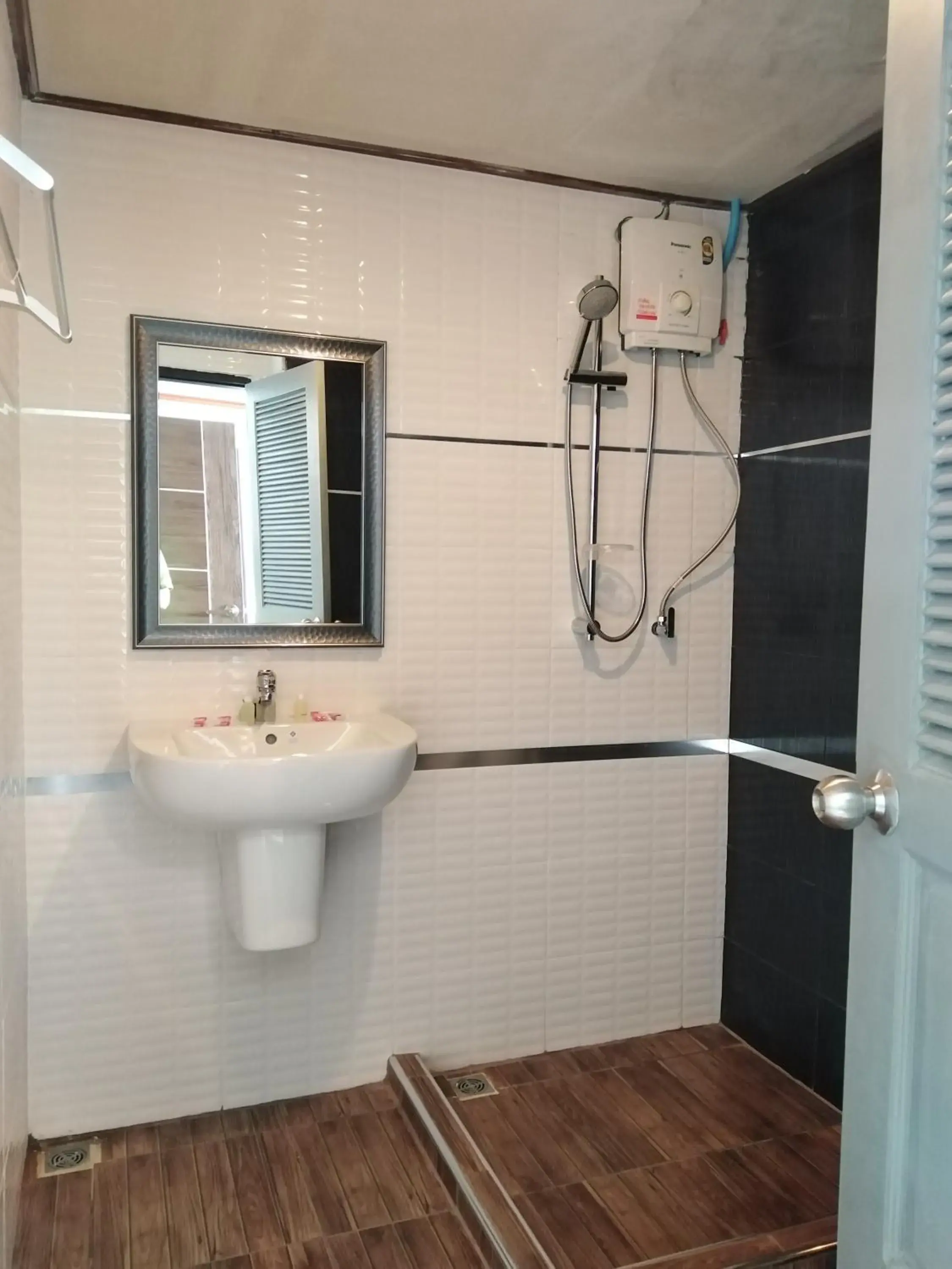 Bathroom in Pimpimarn Beach Hotel