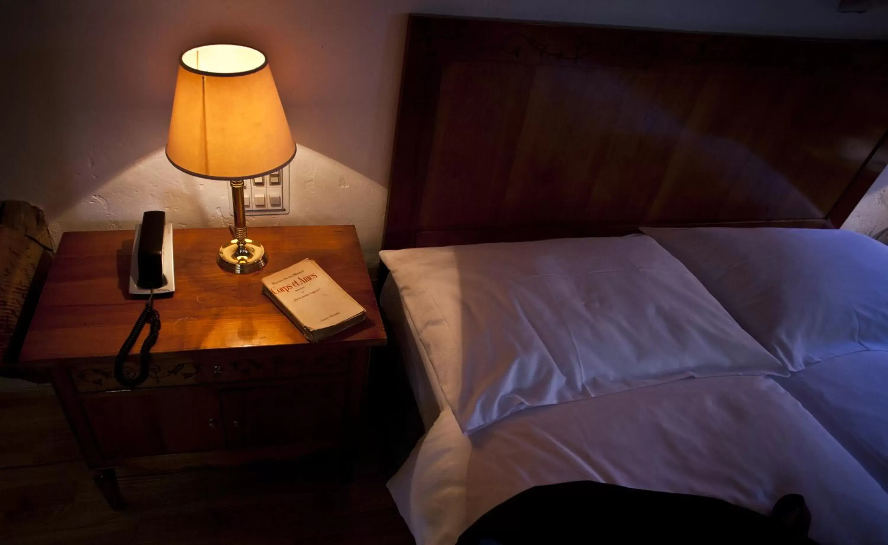 Decorative detail, Bed in Auberge du Raisin