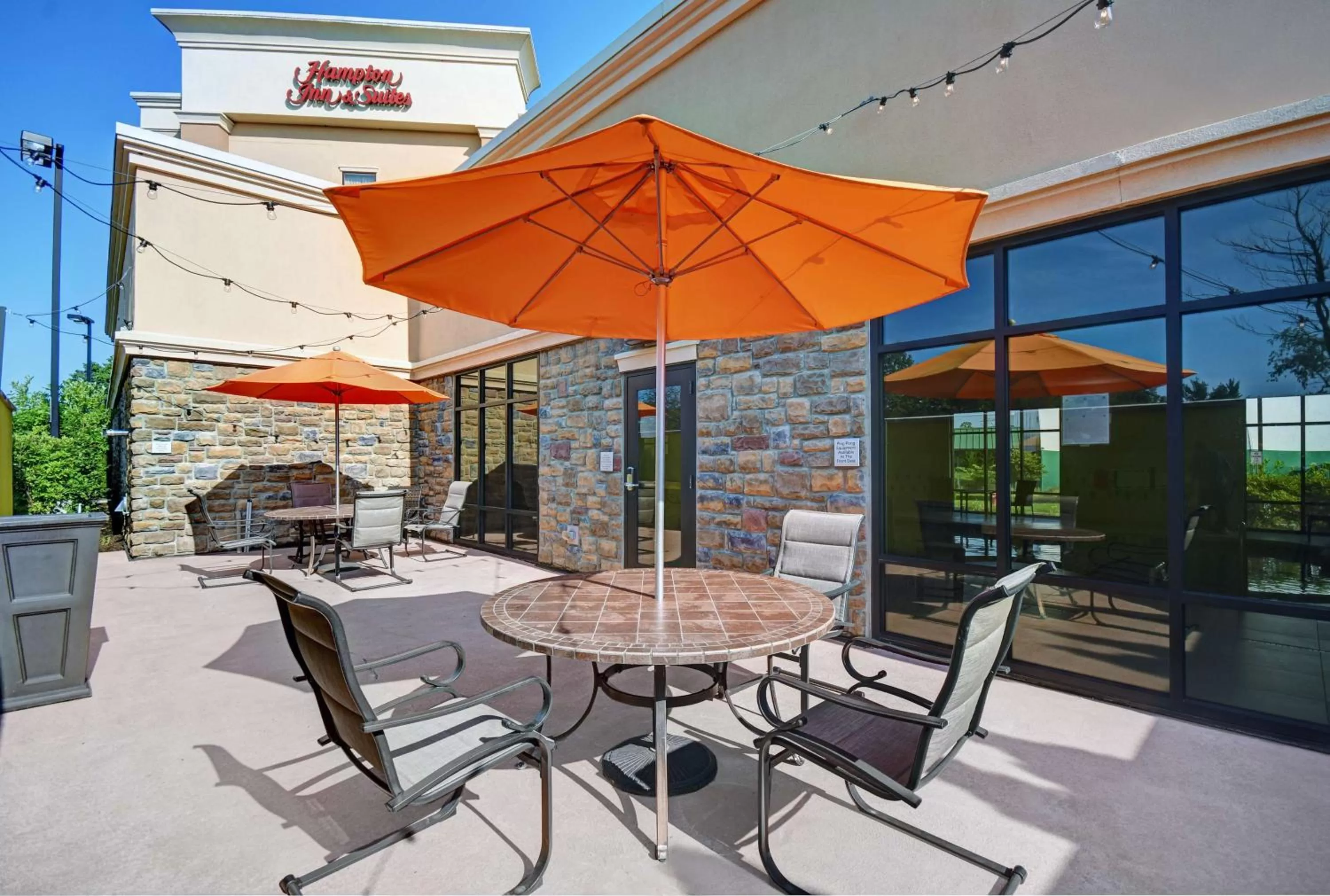 Patio in Hampton Inn and Suites Robbinsville