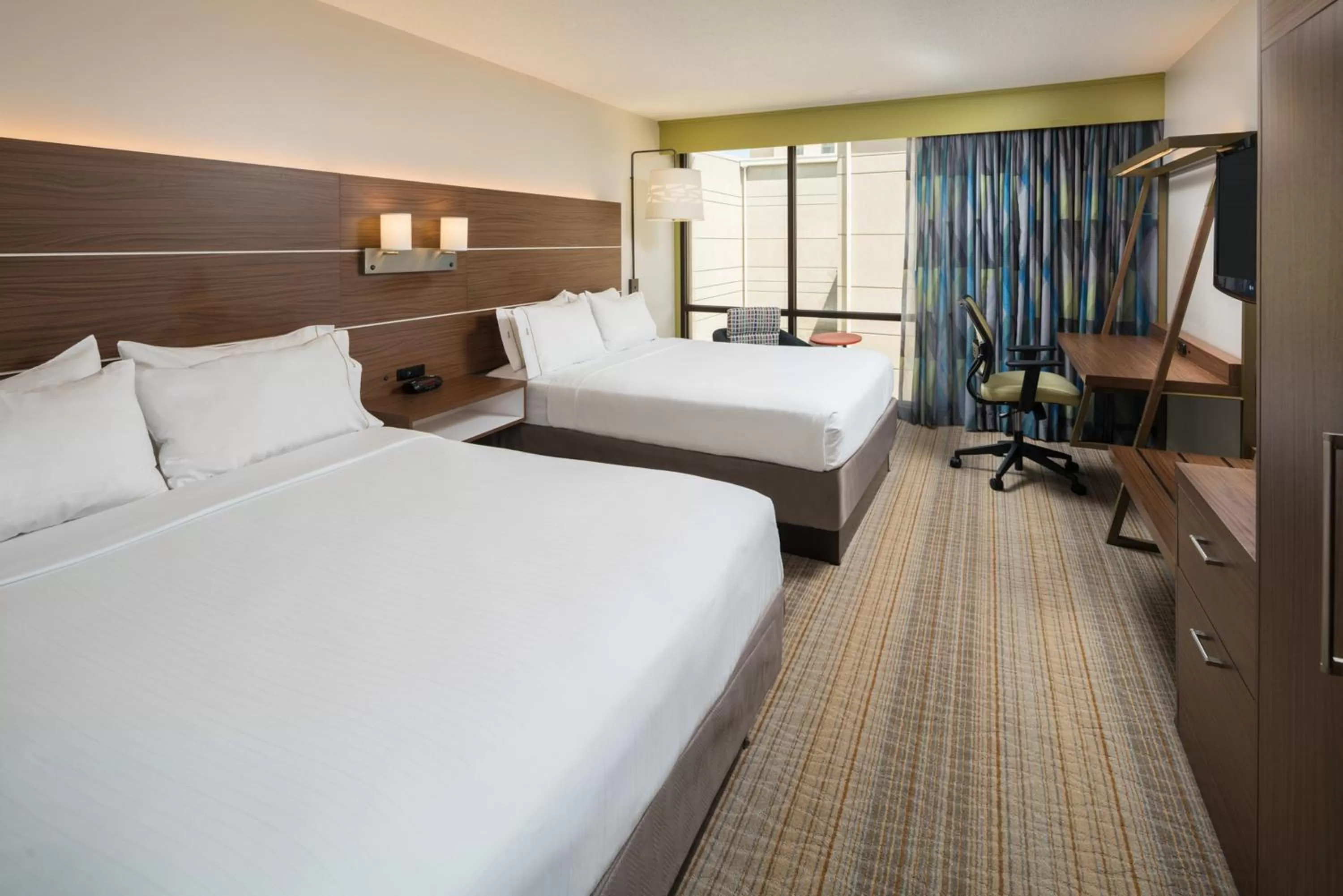 Photo of the whole room, Bed in Holiday Inn Express & Suites Springfield by IHG