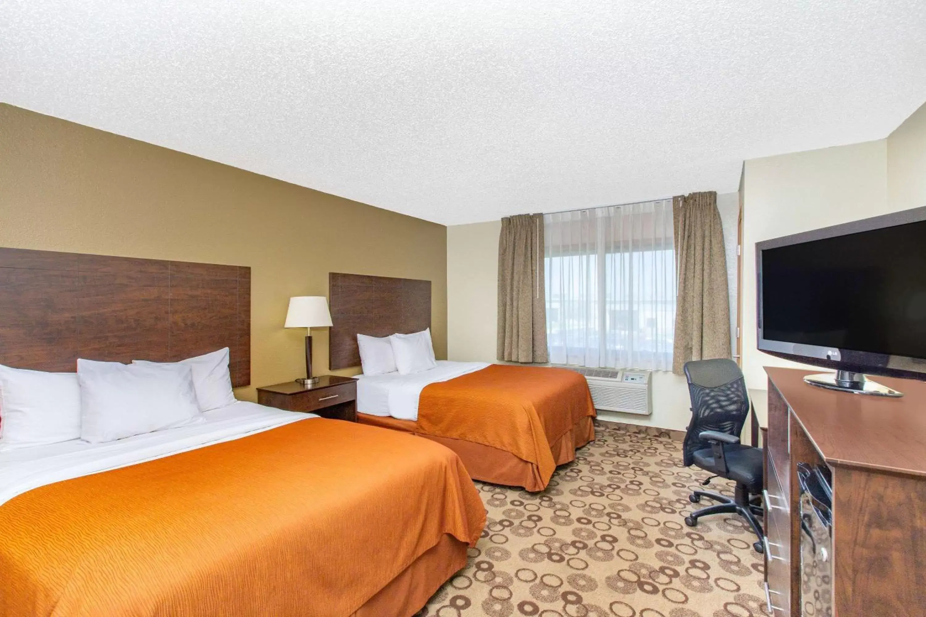 Photo of the whole room, Bed in AmericInn by Wyndham Cedar Falls