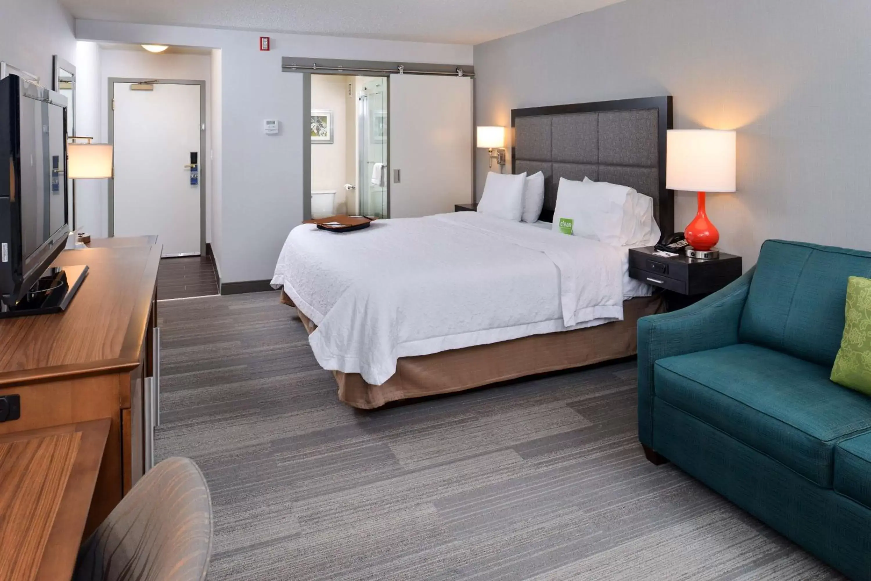 Bed in Hampton Inn & Suites by Hilton Calgary University NW