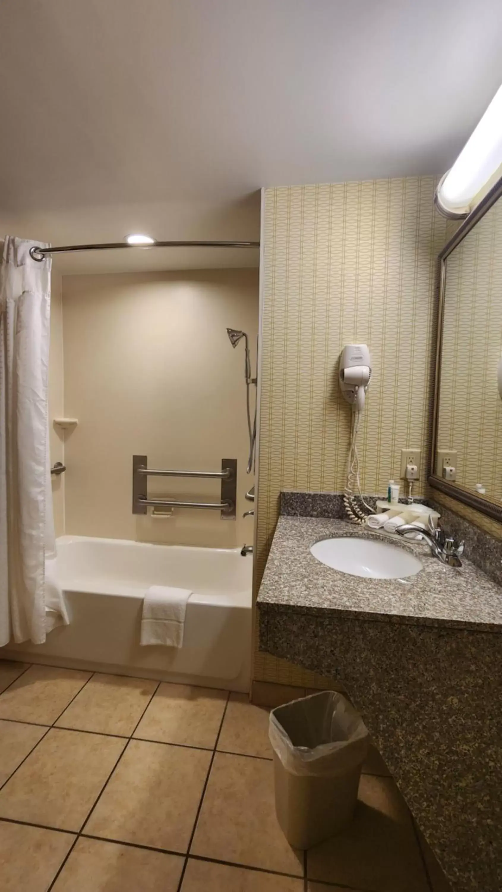 Shower, Bathroom in Kittanning Plaza Hotel