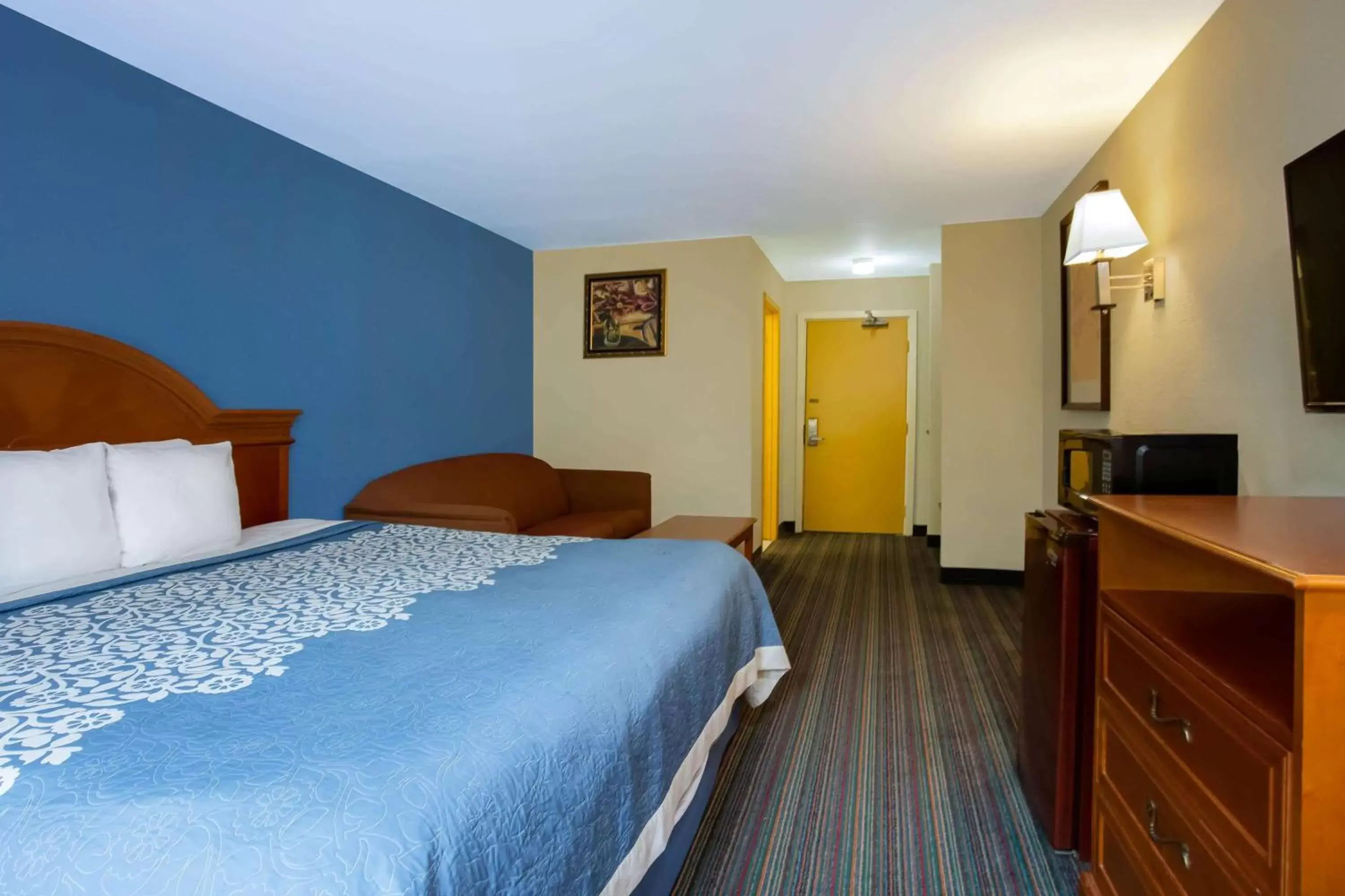 Photo of the whole room, Bed in Days Inn by Wyndham Runnemede Philadelphia Area