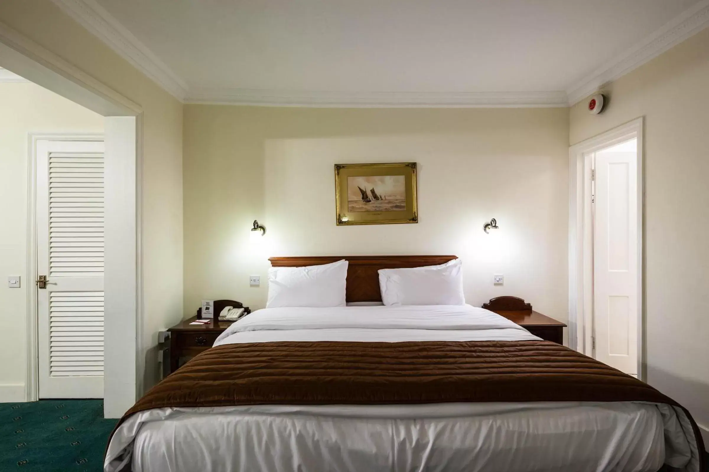 Bedroom, Bed in Best Western Swiss Cottage Hotel