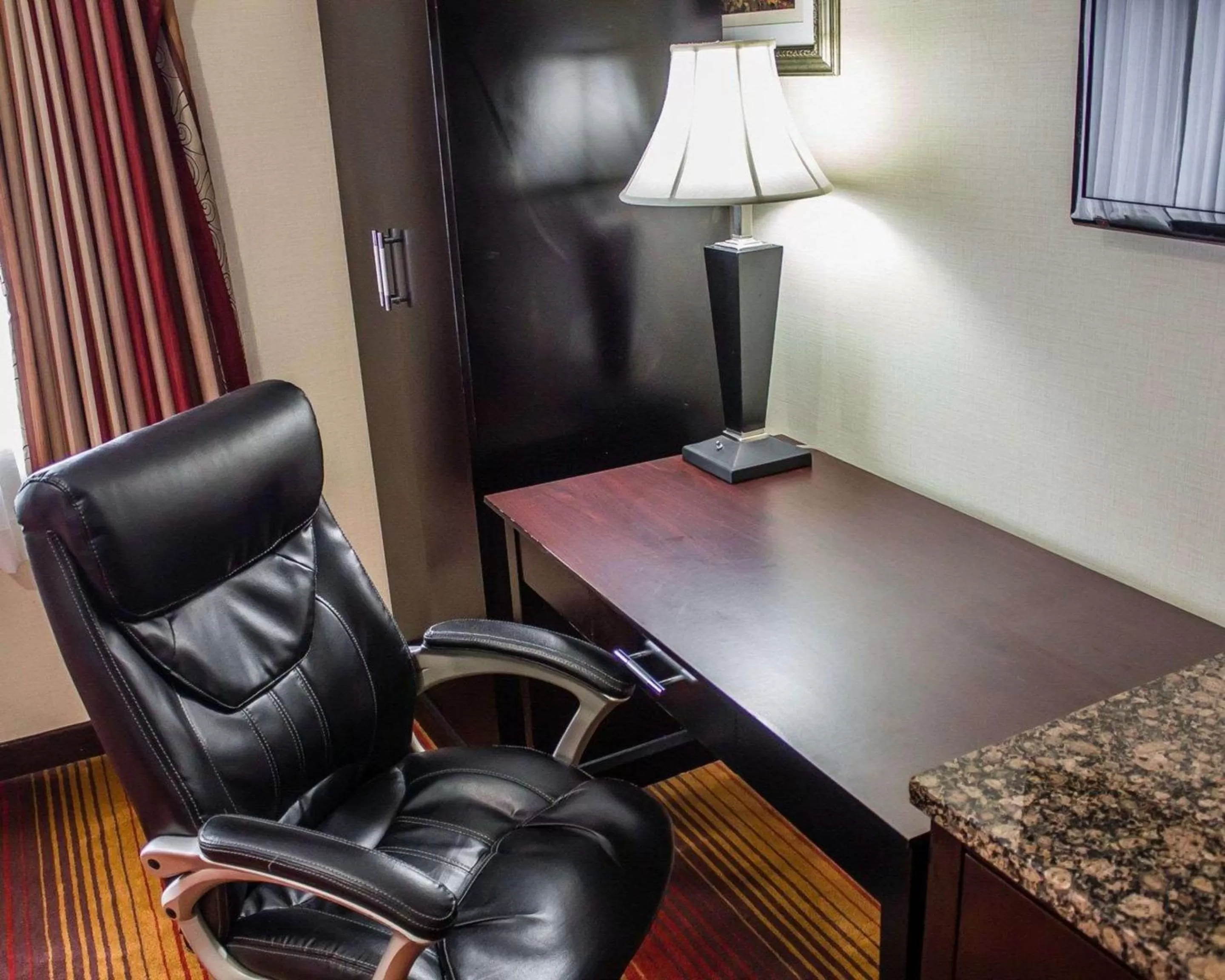 Photo of the whole room in Rodeway Inn MacArthur Airport