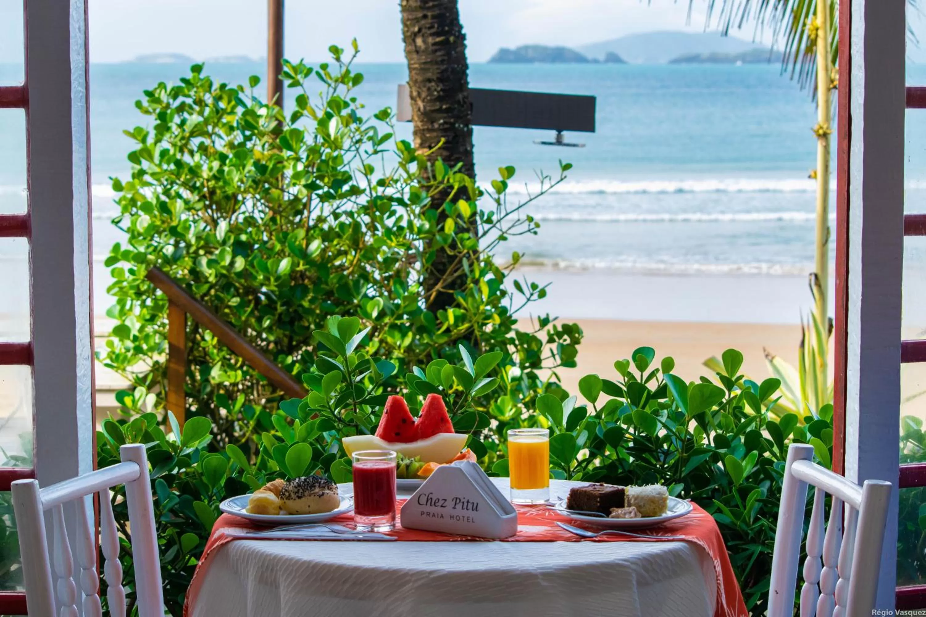 Food and drinks in Chez Pitu Praia Hotel