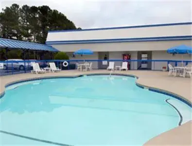 Swimming Pool in Howard Johnson by Wyndham Commerce GA