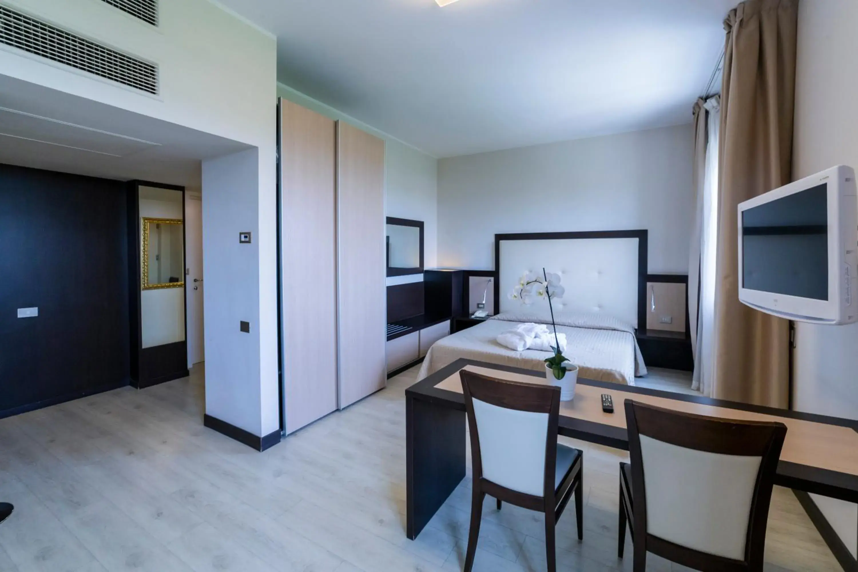 Bedroom, TV/Entertainment Center in Suite Hotel Elite