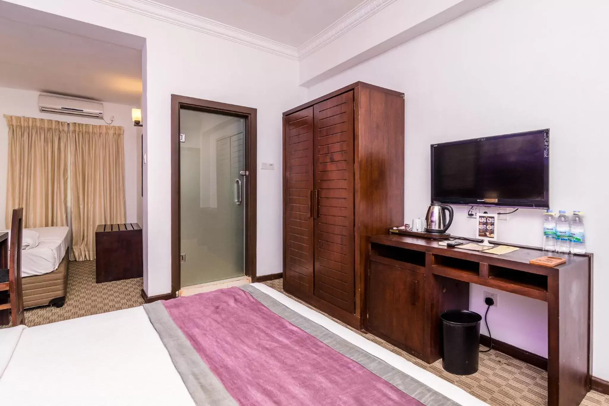 Photo of the whole room, TV/Entertainment Center in Ceylon City Hotel,Colombo