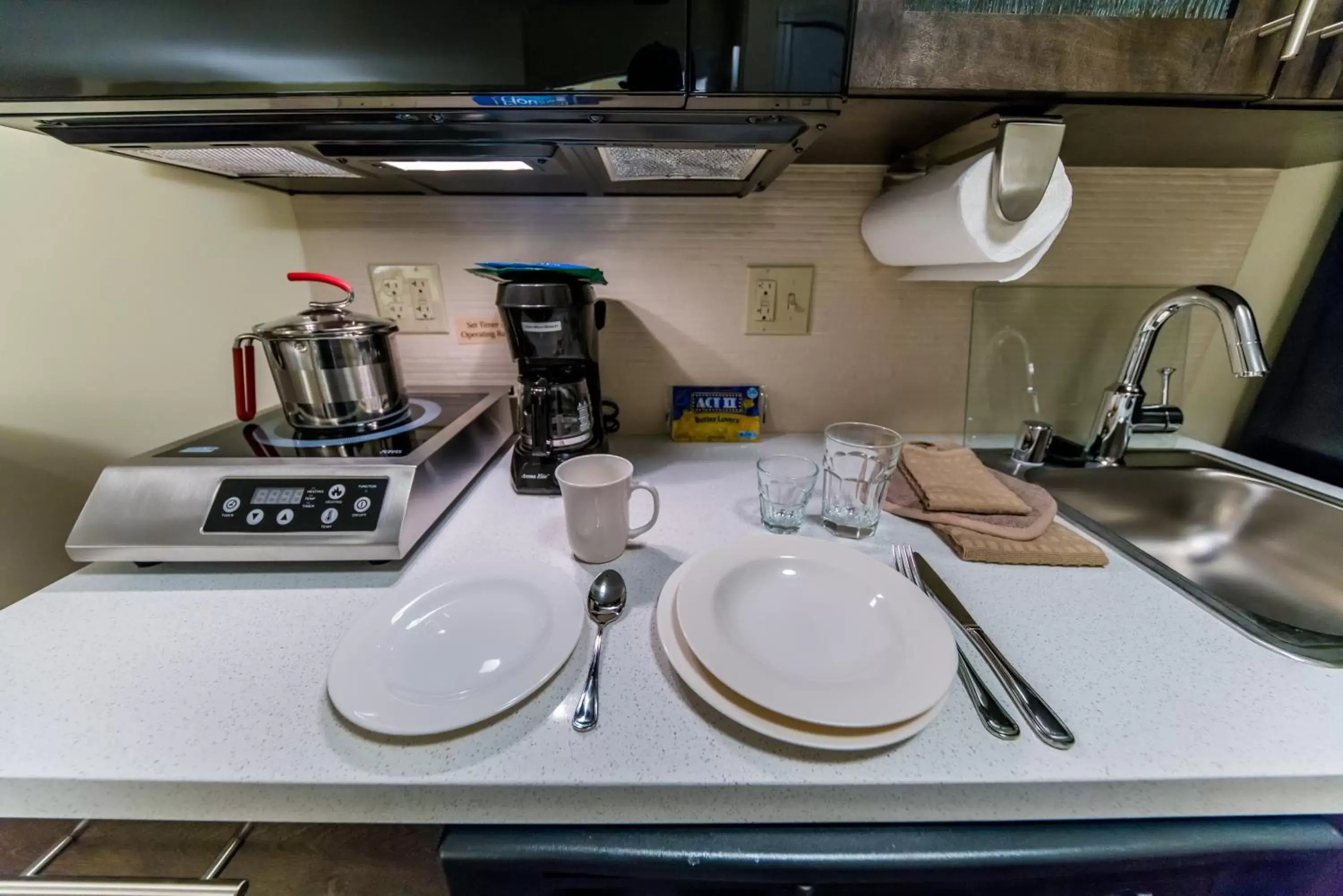 Photo of the whole room, Kitchen/Kitchenette in Candlewood Suites - Fairbanks, an IHG Hotel