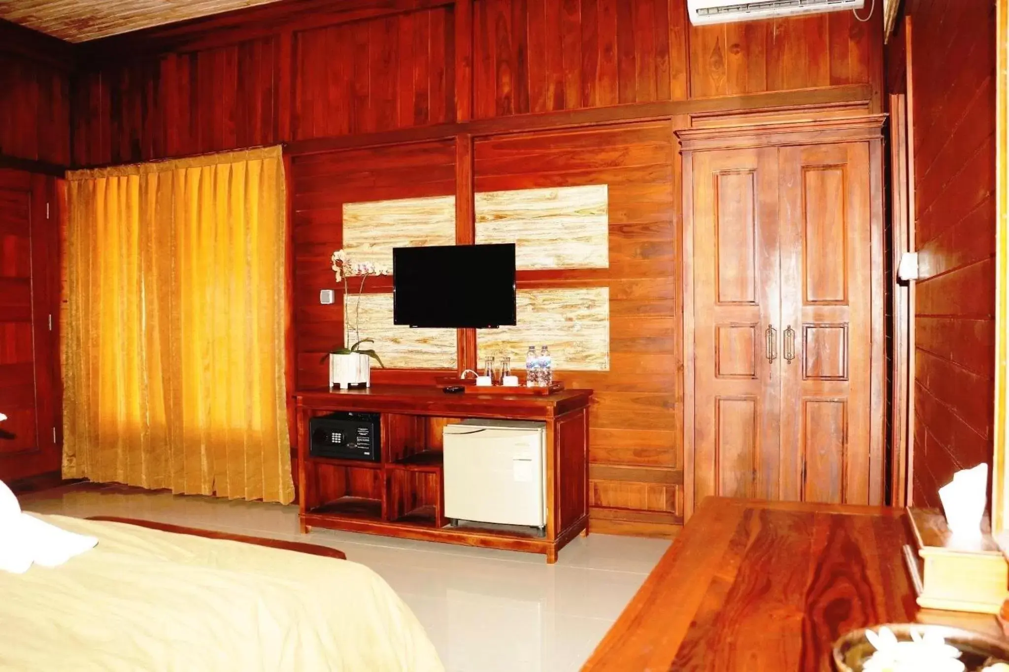 TV and multimedia, TV/Entertainment Center in Pemedal Beach Resort