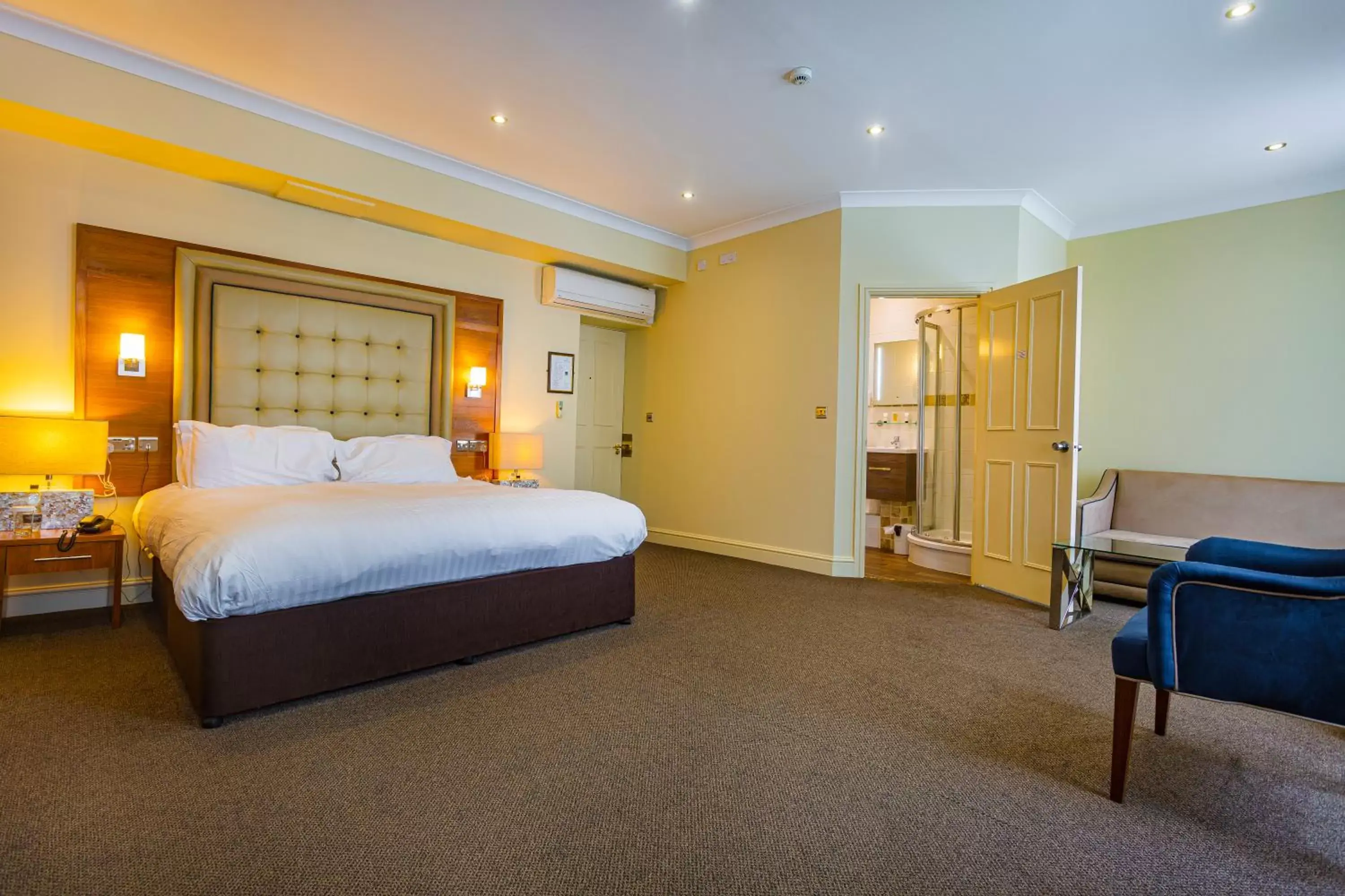 Living room, Bed in The White Hart Hotel, Boston, Lincolnshire