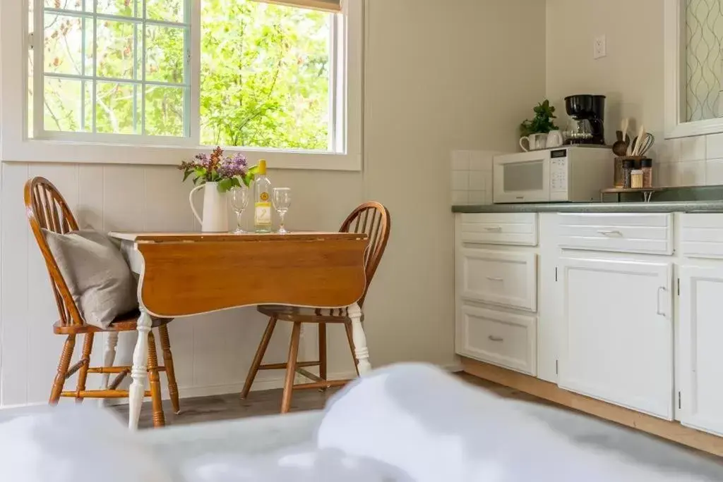 Coffee/tea facilities, Dining Area in Barefoot Villas and Retreat