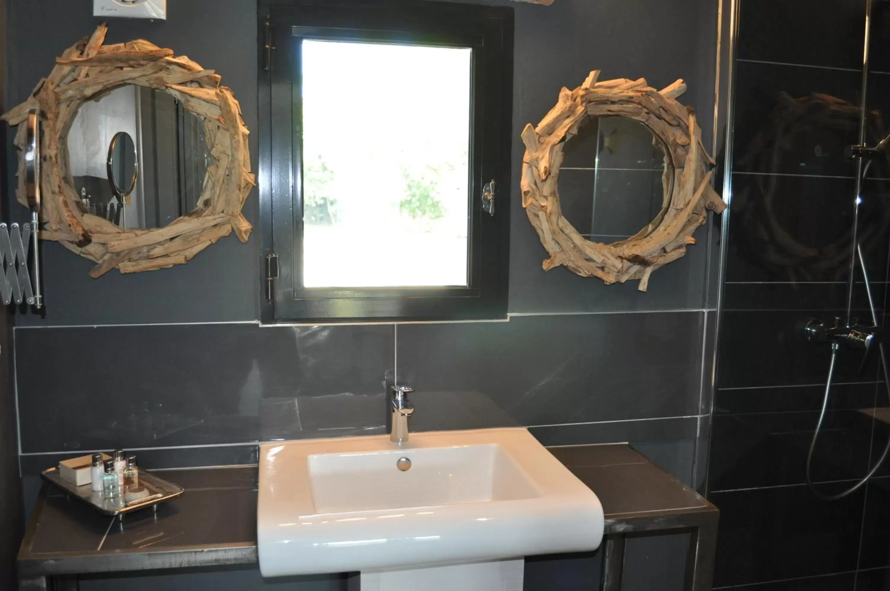 Bathroom in Hôtel La Maison de Crillon