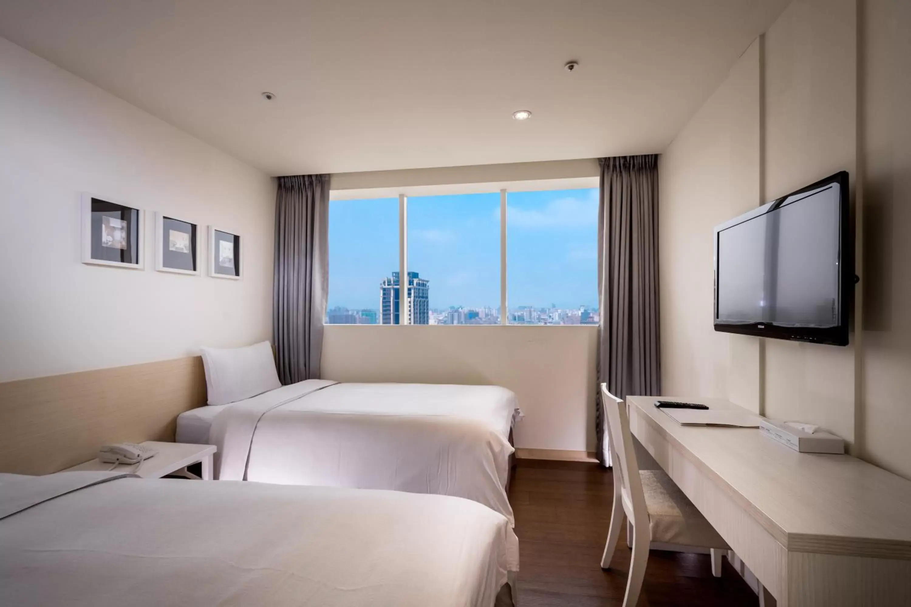 Twin Room with City View in Wemeet Hotel Taipei