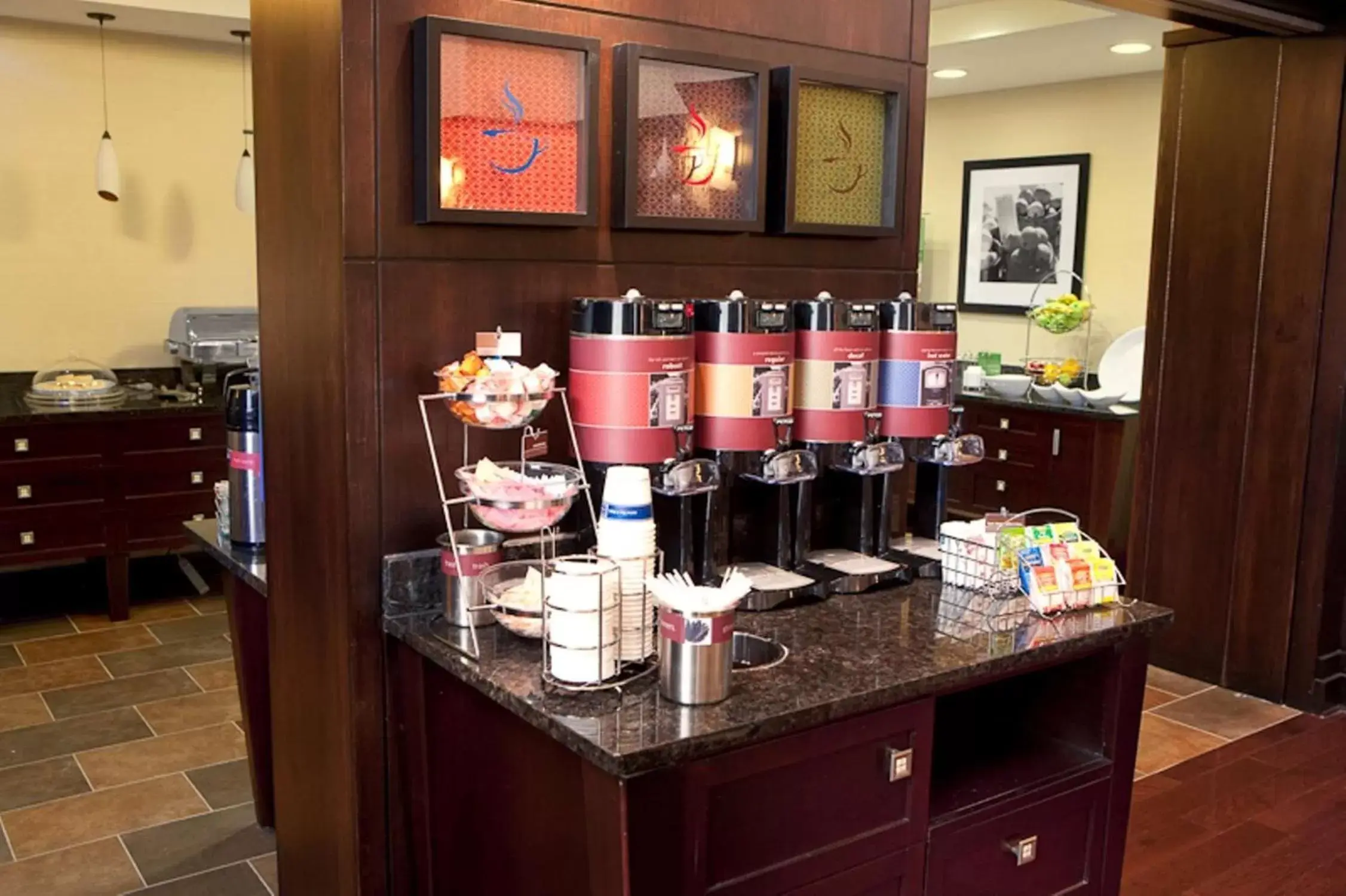 Dining area in Hampton Inn & Suites Detroit-Canton