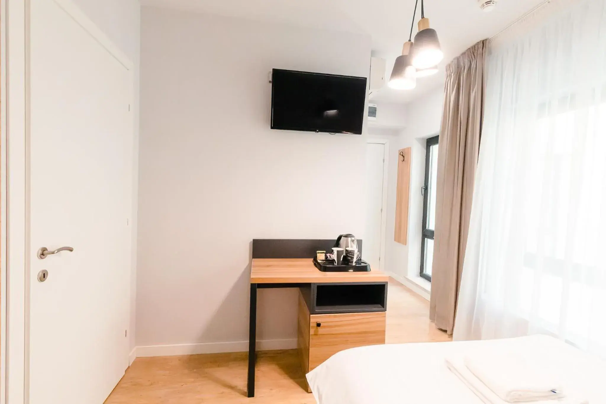 Bed, TV/Entertainment Center in Labirint Boutique Hotel