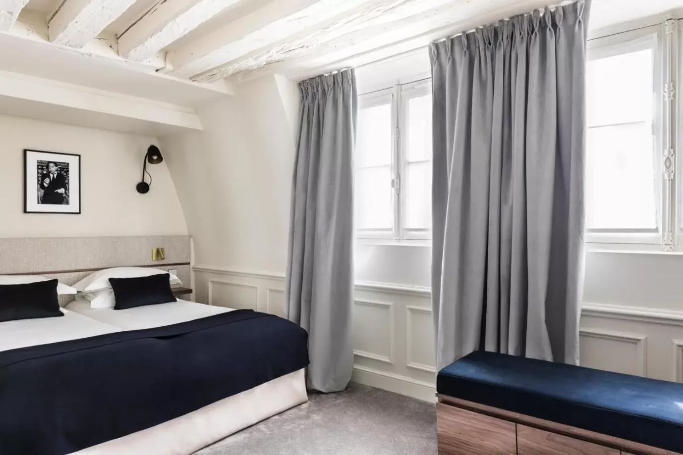 Bed in Hotel Verneuil Saint Germain