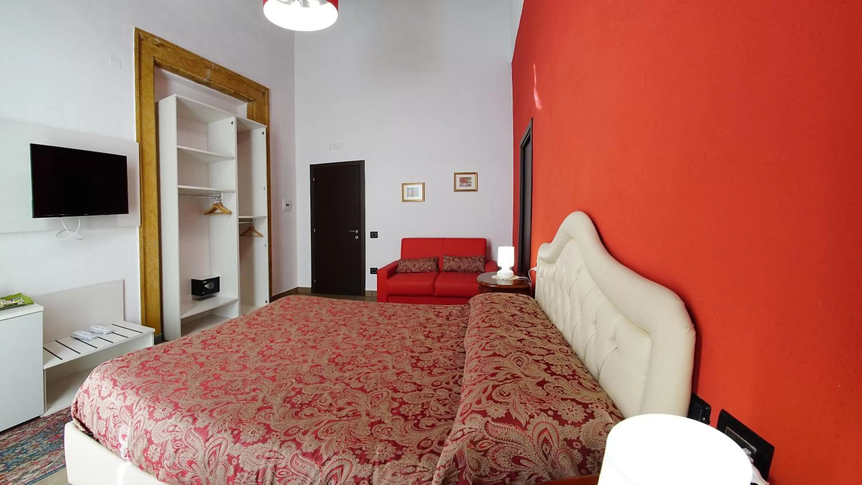 Photo of the whole room, Bed in Beverello Suite