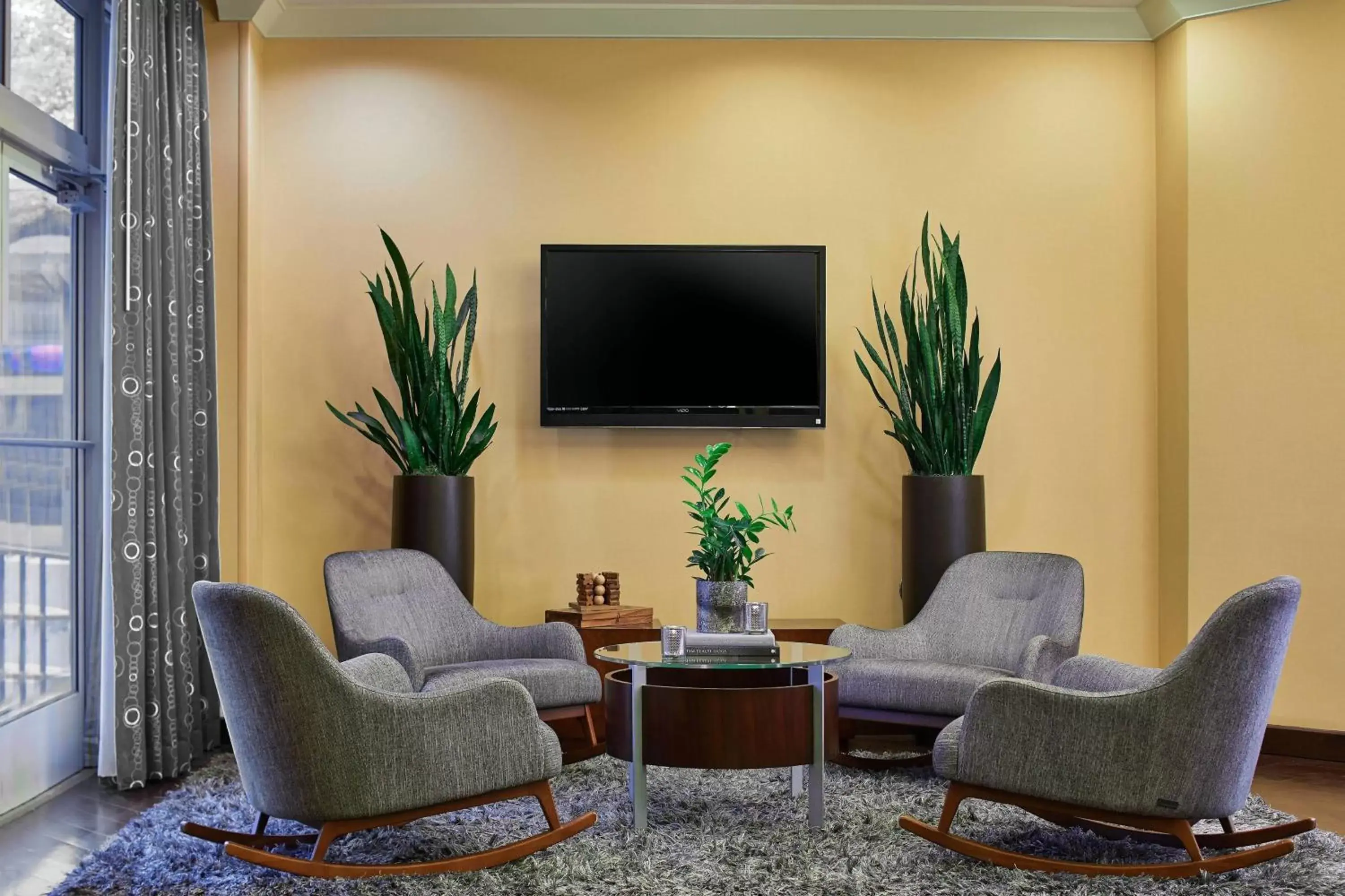 Lounge or bar, TV/Entertainment Center in Renaissance Charlotte SouthPark Hotel