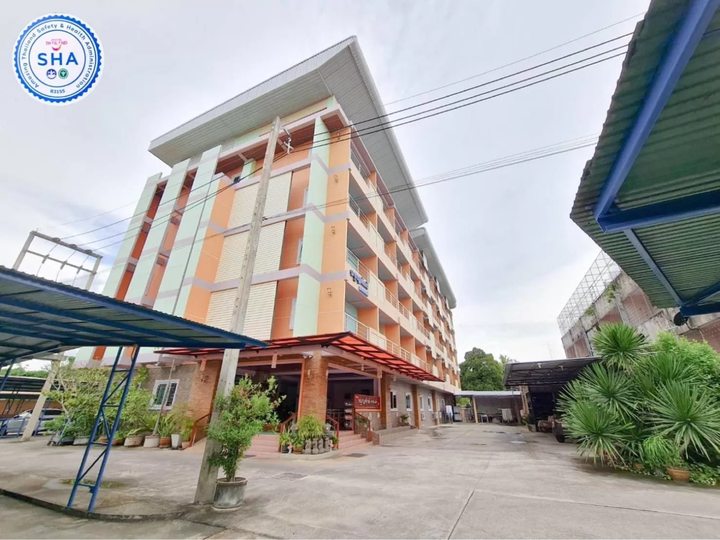 Property building in Jaroonsak Grand