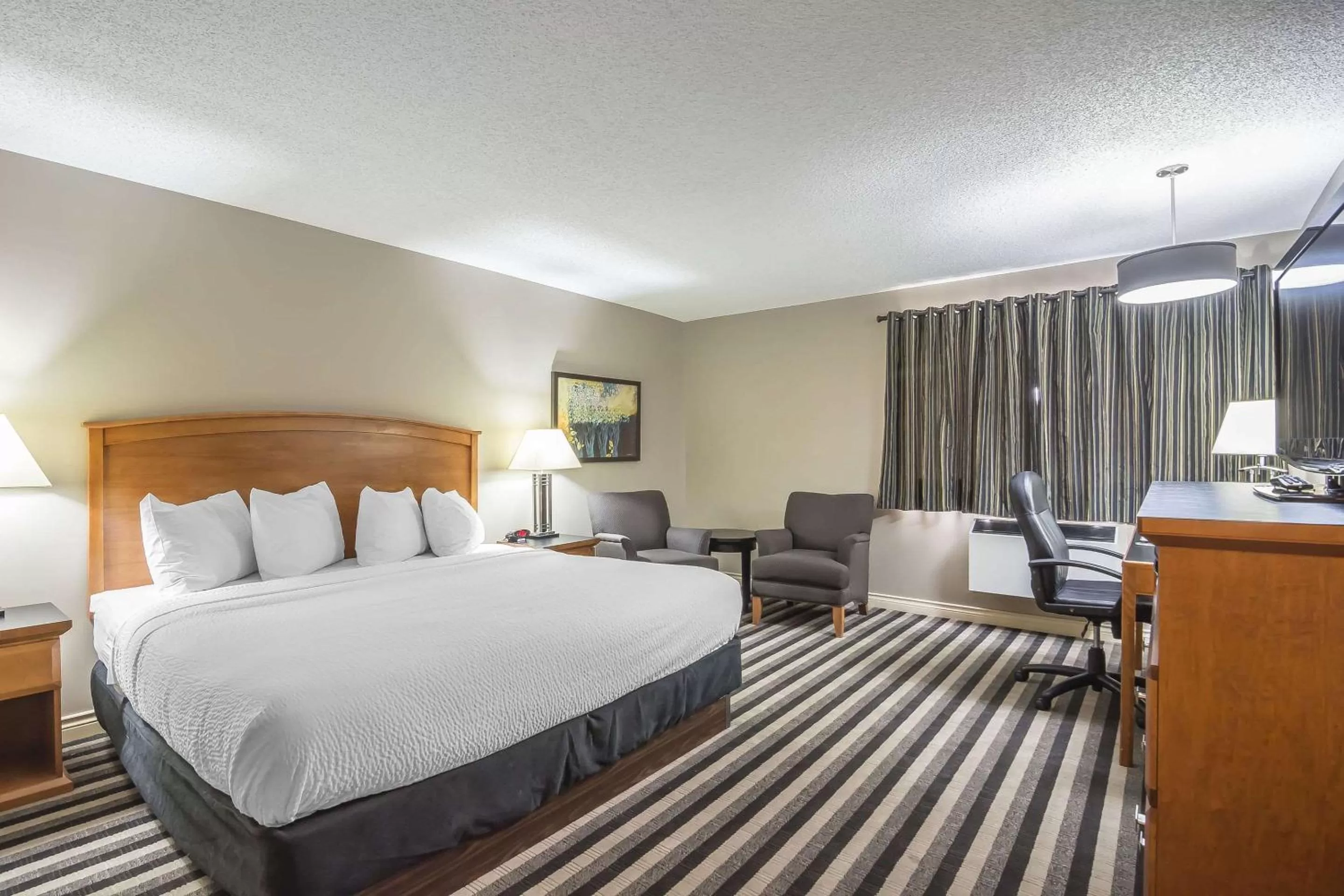 Photo of the whole room, Bed in Quality Inn West Edmonton