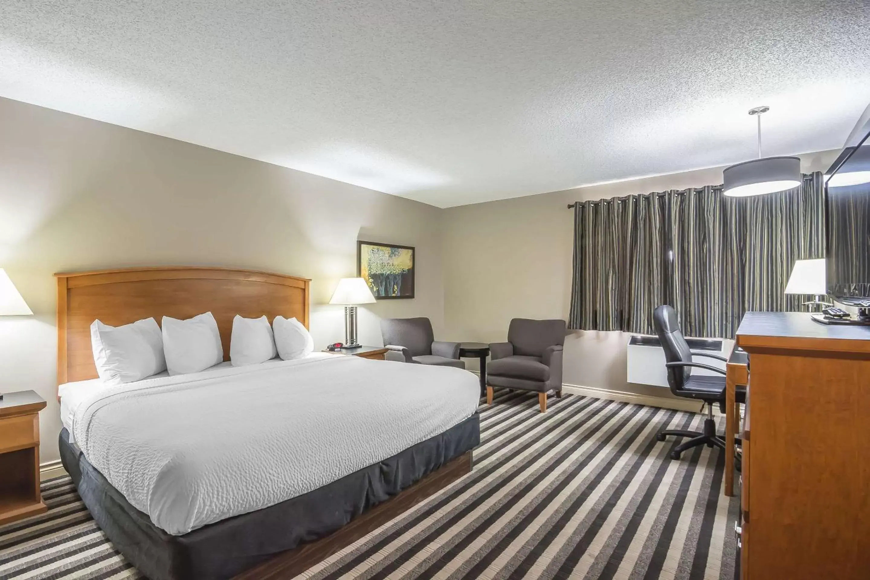 Photo of the whole room in Quality Inn West Edmonton