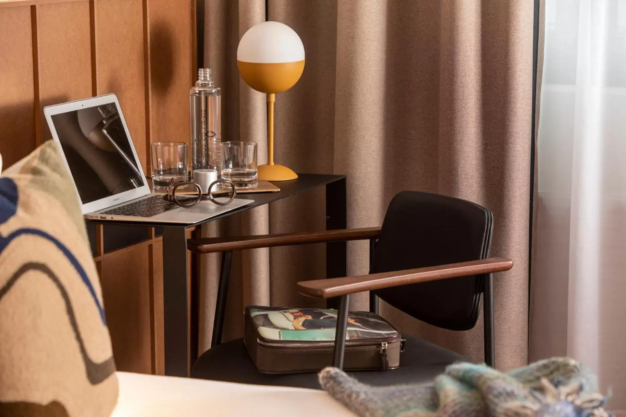 Standard Queen Room in Hôtel du Port Standard Queen Room in Hôtel du Port