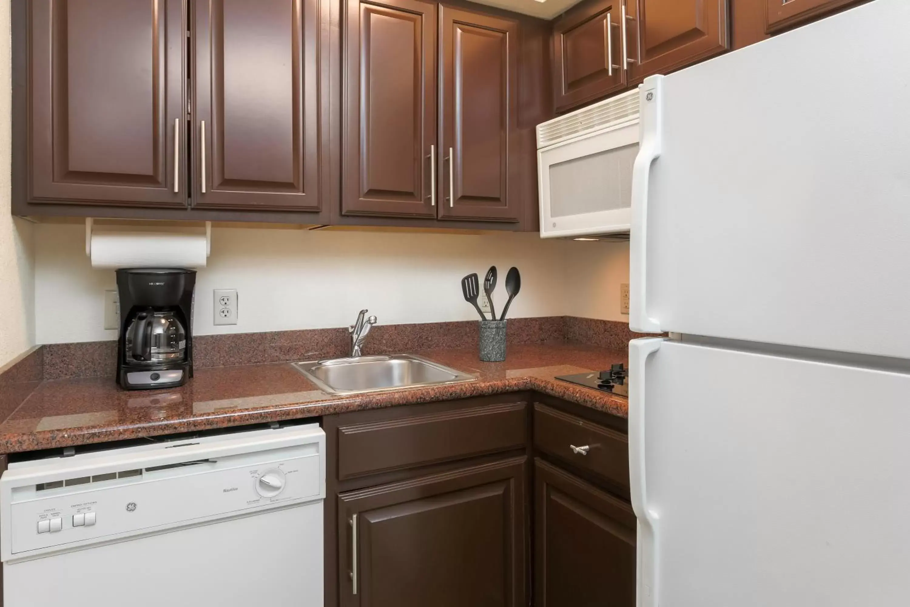 Photo of the whole room, Kitchen/Kitchenette in Staybridge Suites-Philadelphia/Mount Laurel, an IHG Hotel