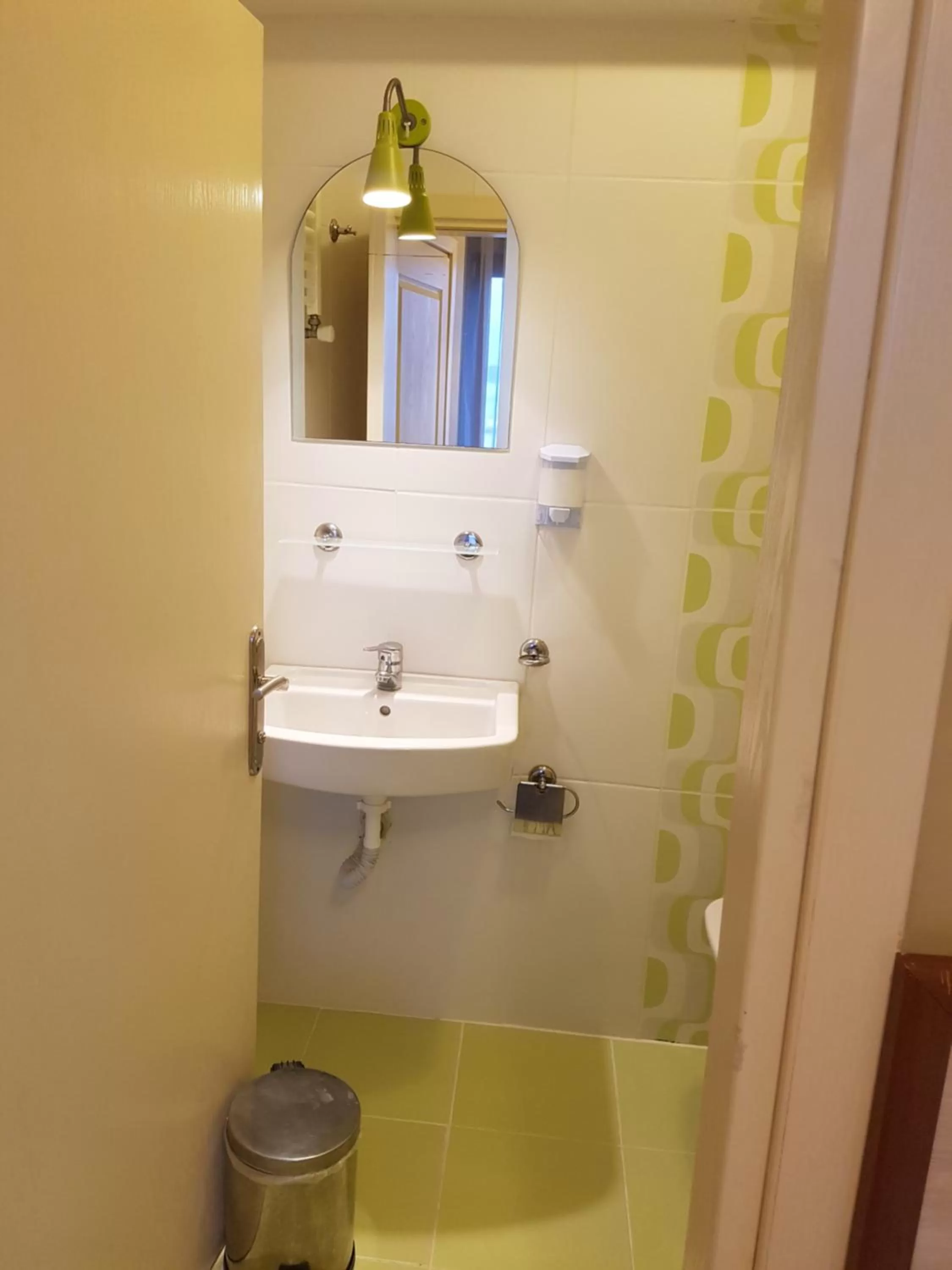 Shower in Hotel Crowded House