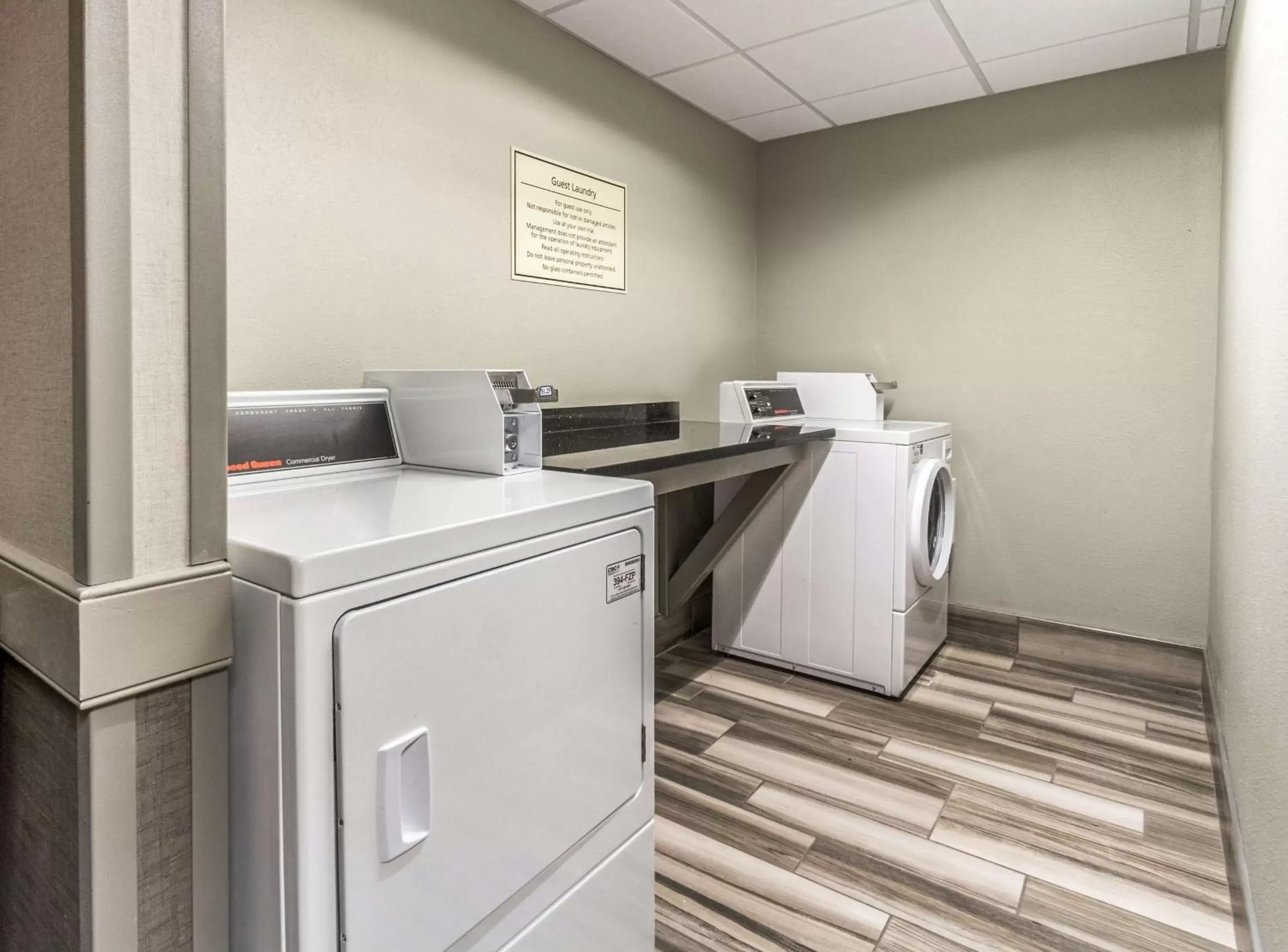 On site, Kitchen/Kitchenette in La Quinta by Wyndham Cleveland - Airport North