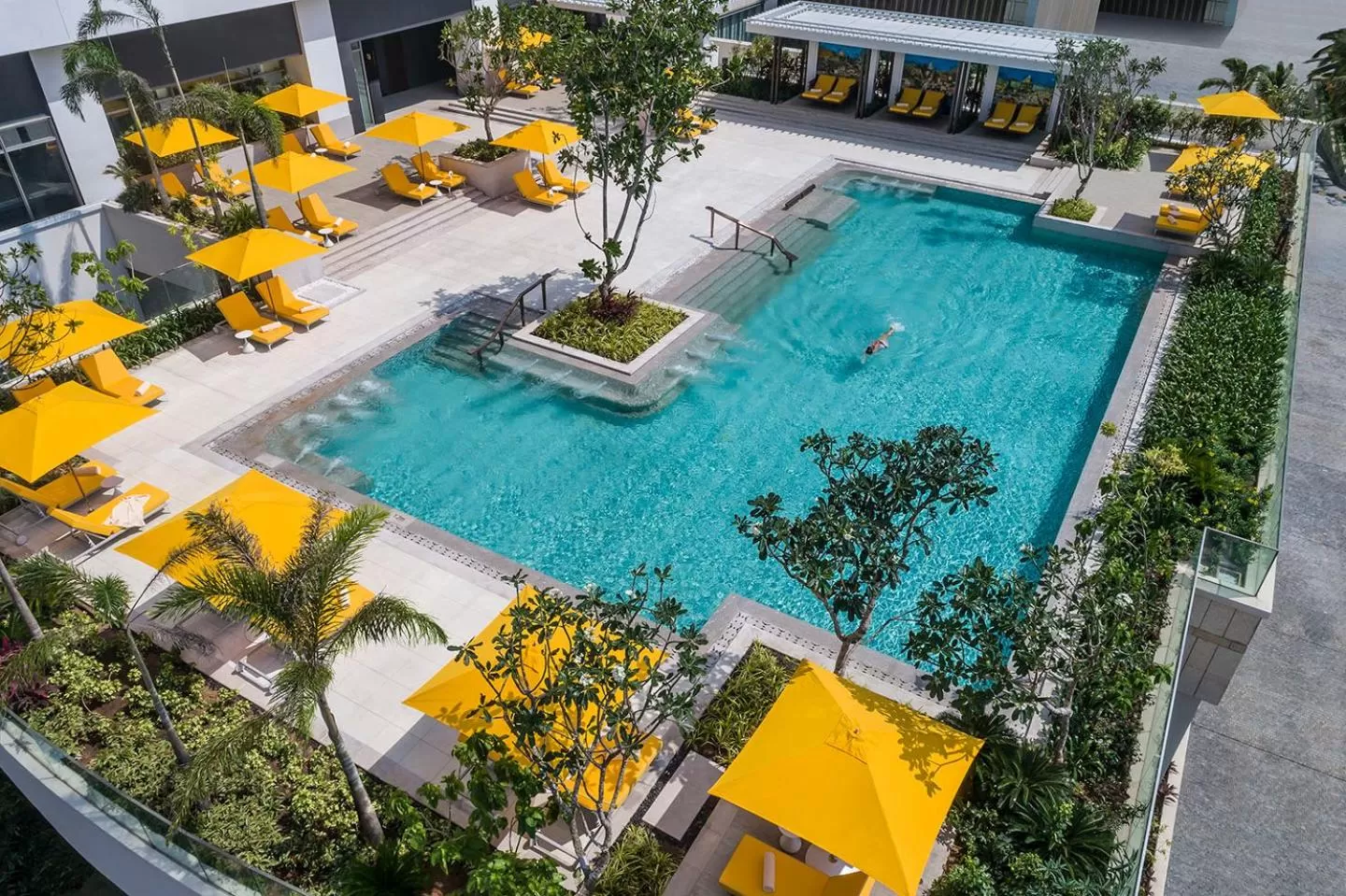 Swimming pool in Shangri-La Colombo