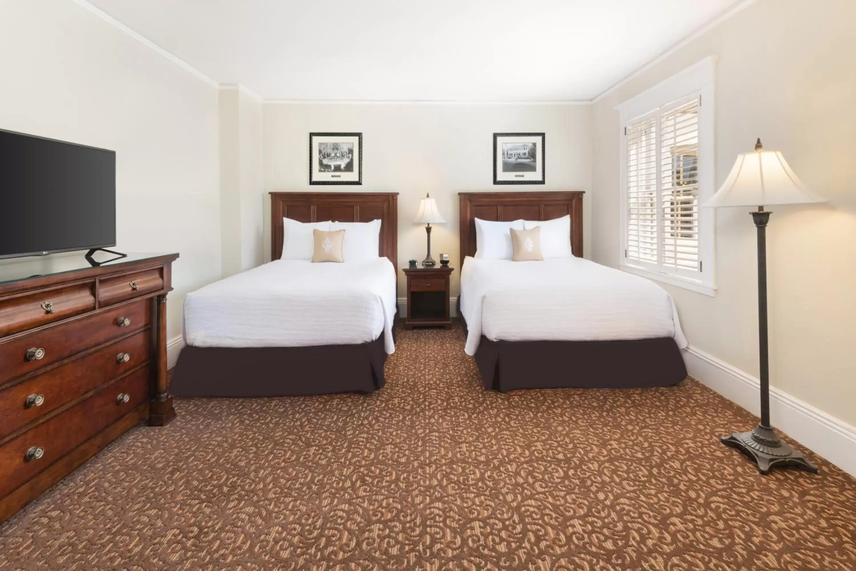 Photo of the whole room, Bed in Jekyll Island Club Resort