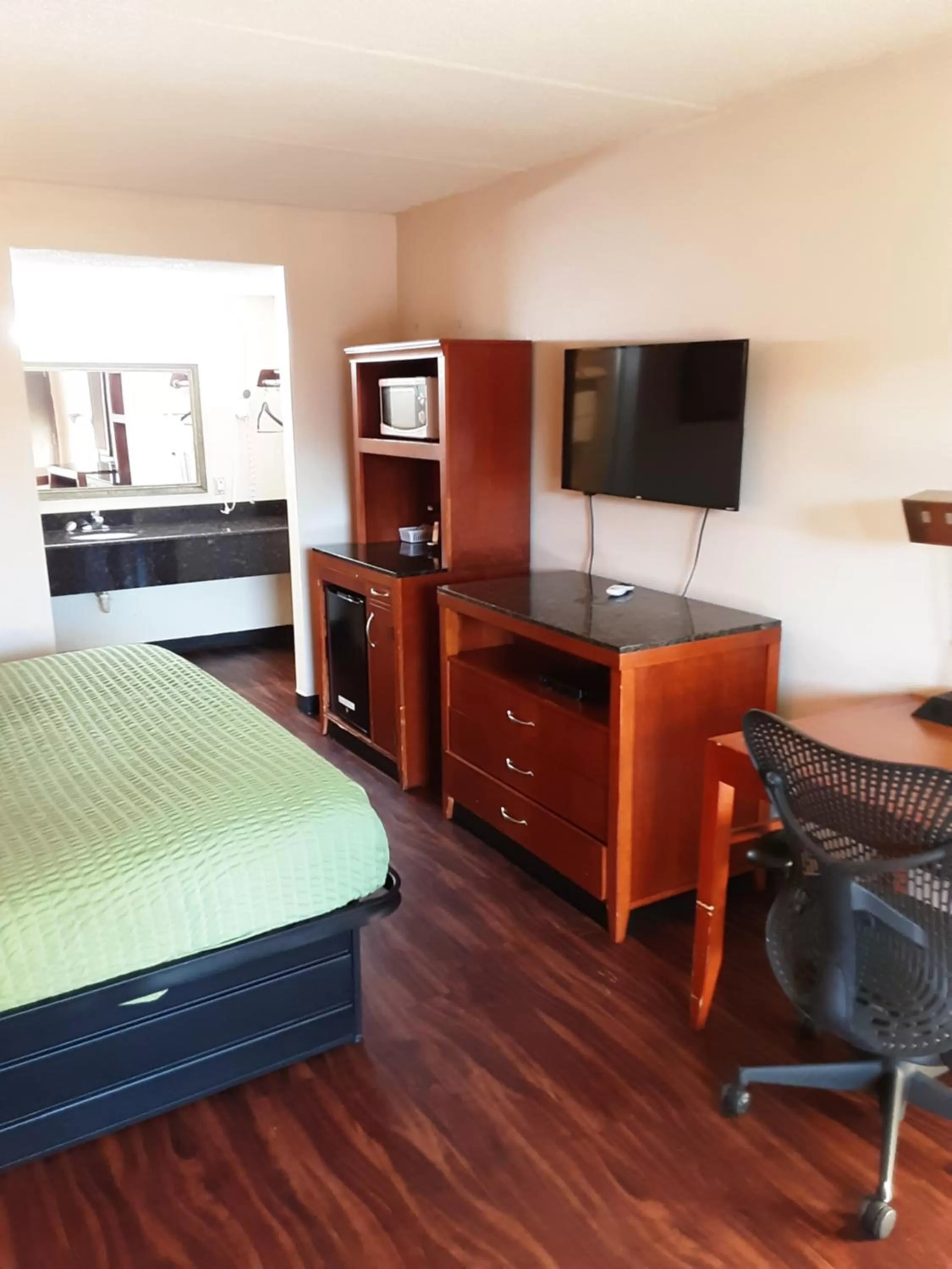 Bed in Econo Lodge Inn & Suites Griffin North