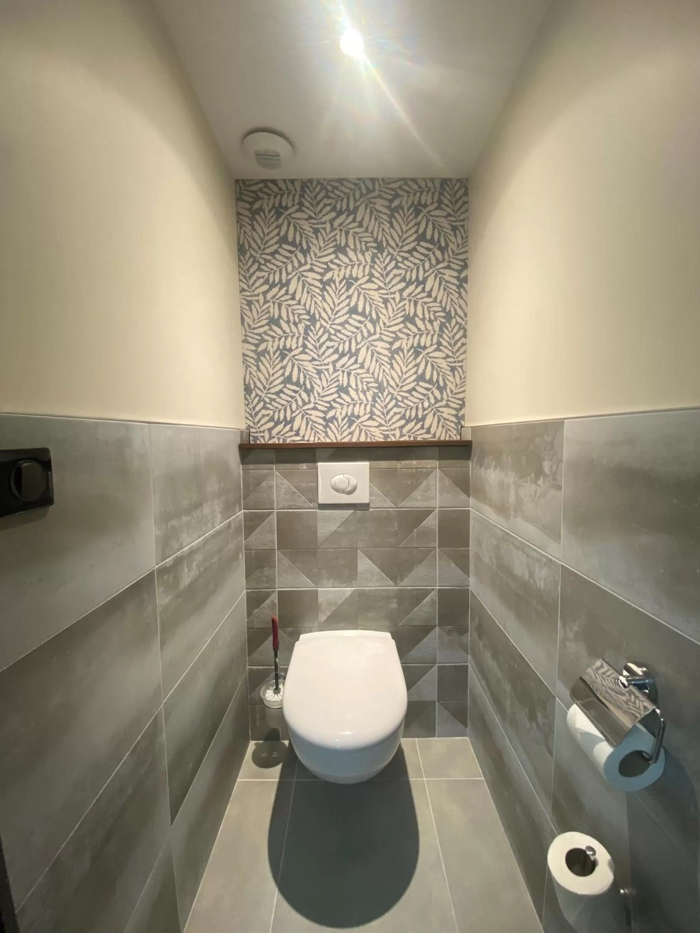 Toilet in Sure Hotel by Best Western Reims Nord