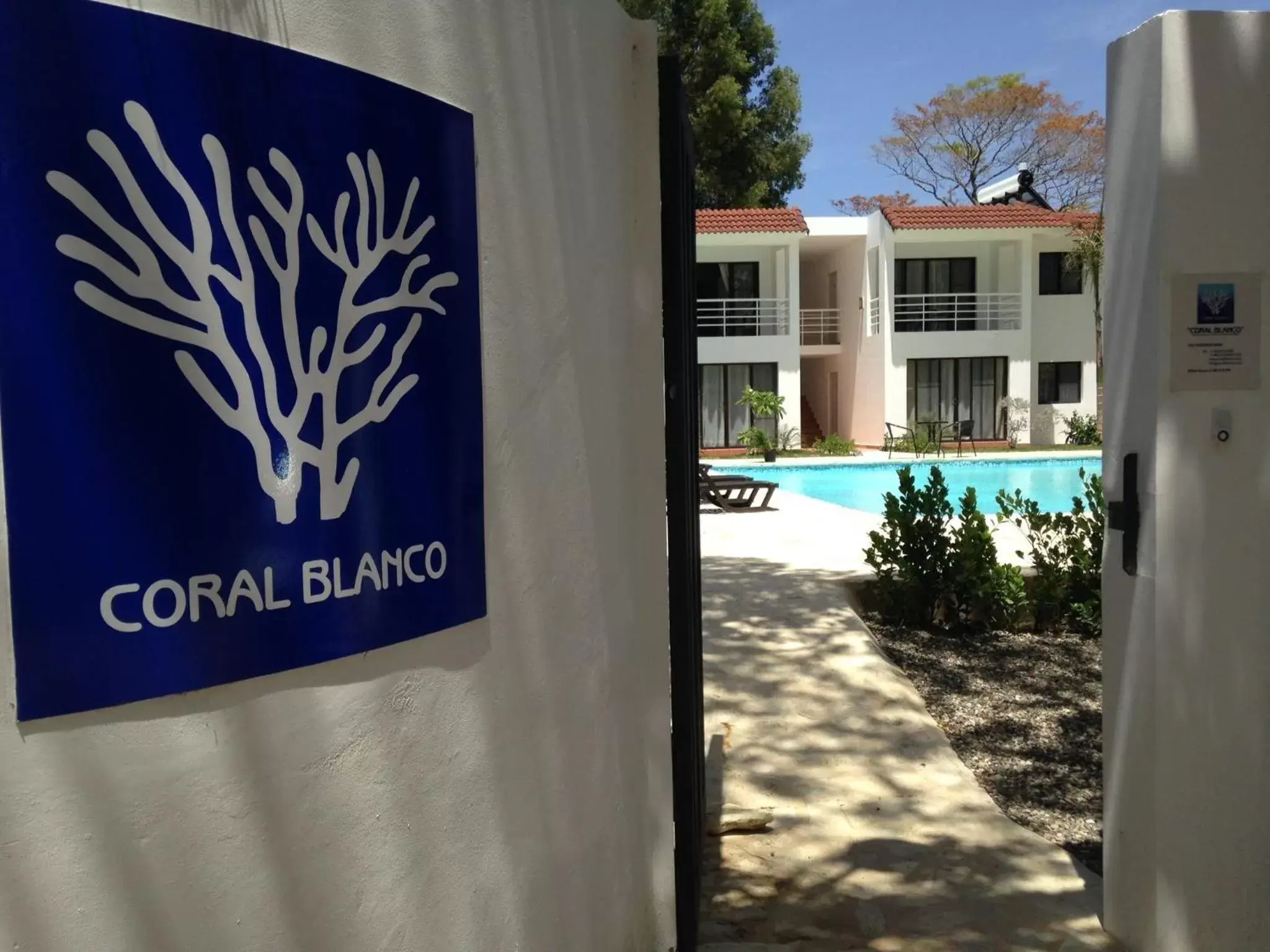Facade/entrance, Swimming Pool in Coral Blanco Hotel