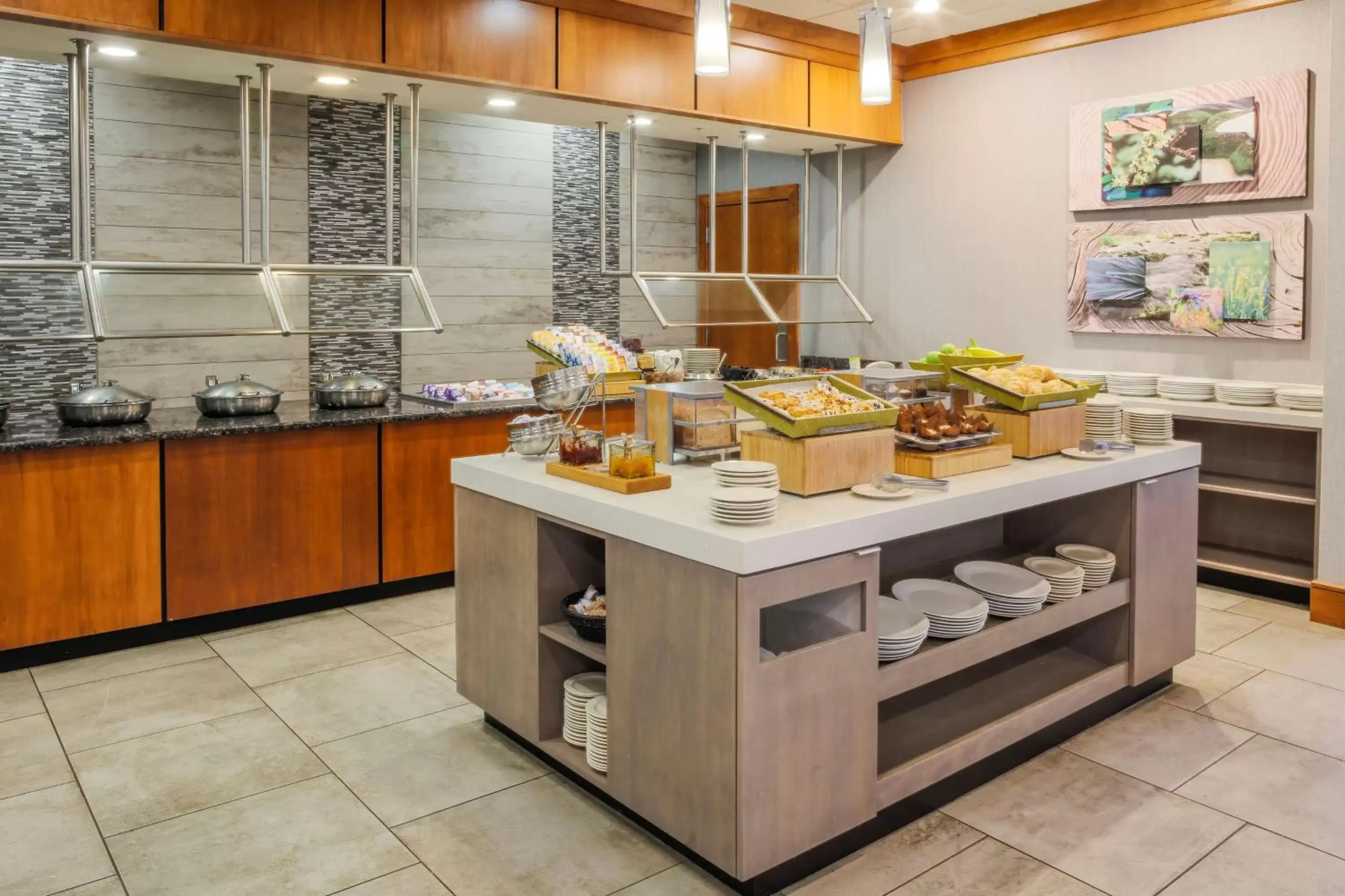 Restaurant/places to eat, Kitchen/Kitchenette in DoubleTree by Hilton Rochester