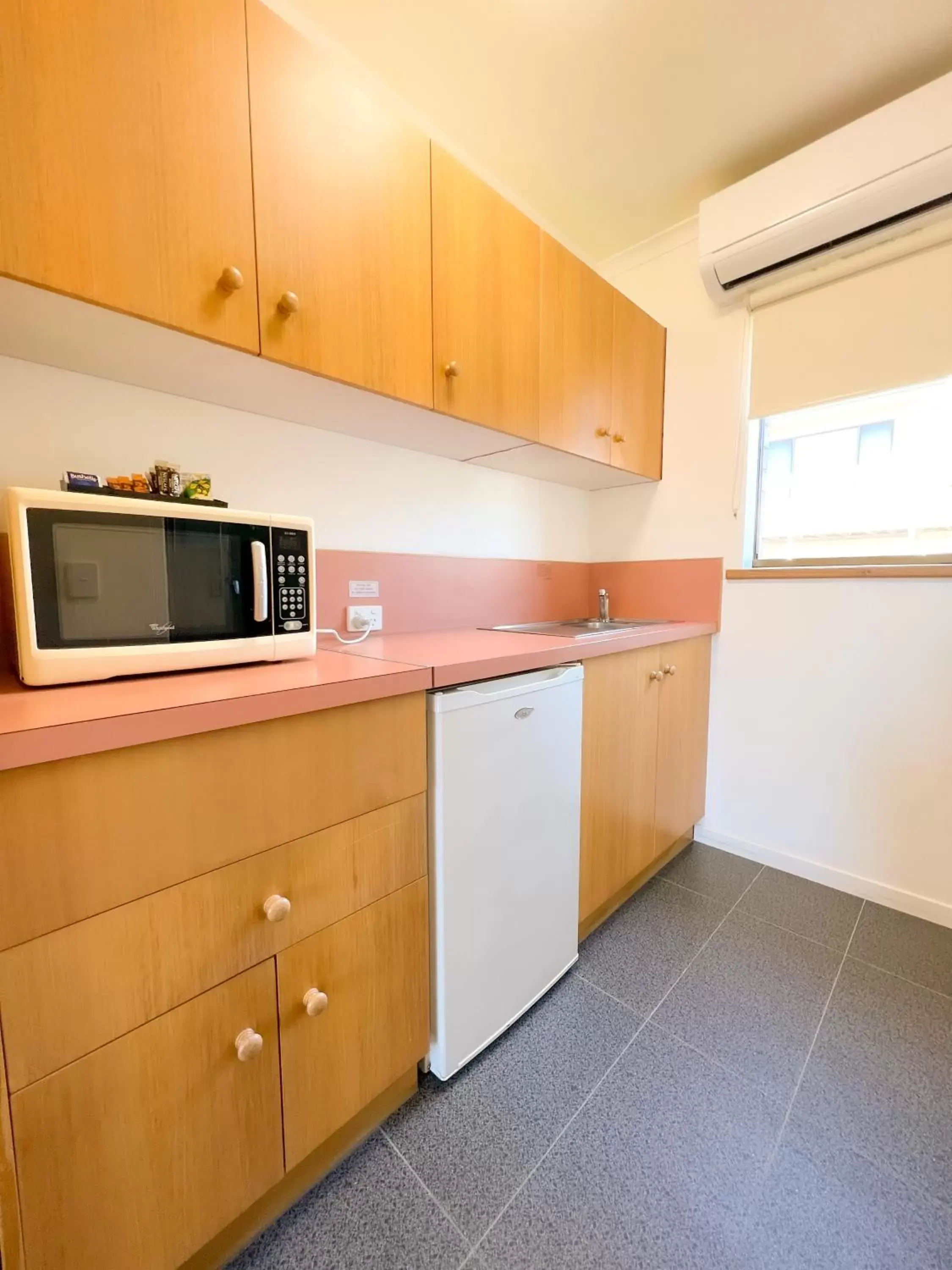 Kitchen/Kitchenette in Summerhill Motor Inn