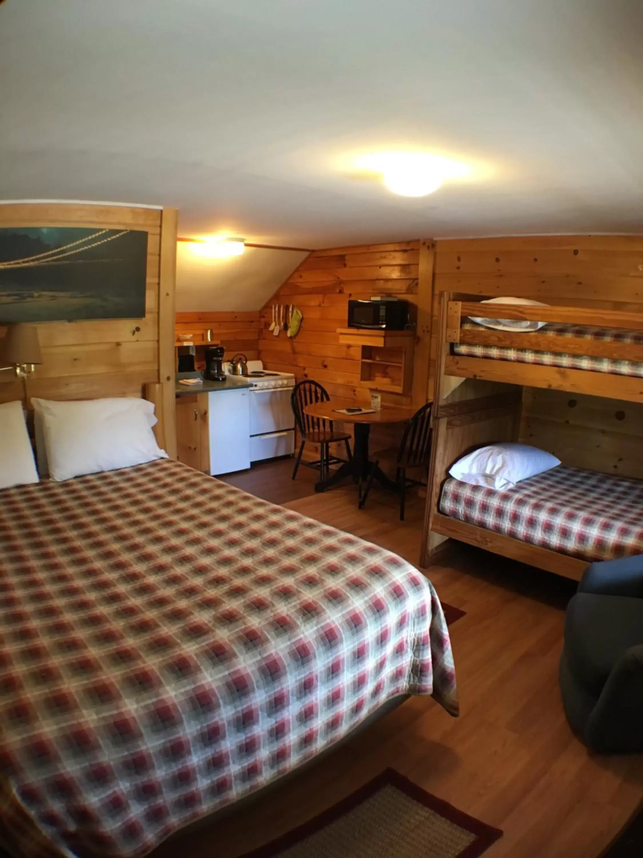 bunk bed in Mountain View Motel & Campground