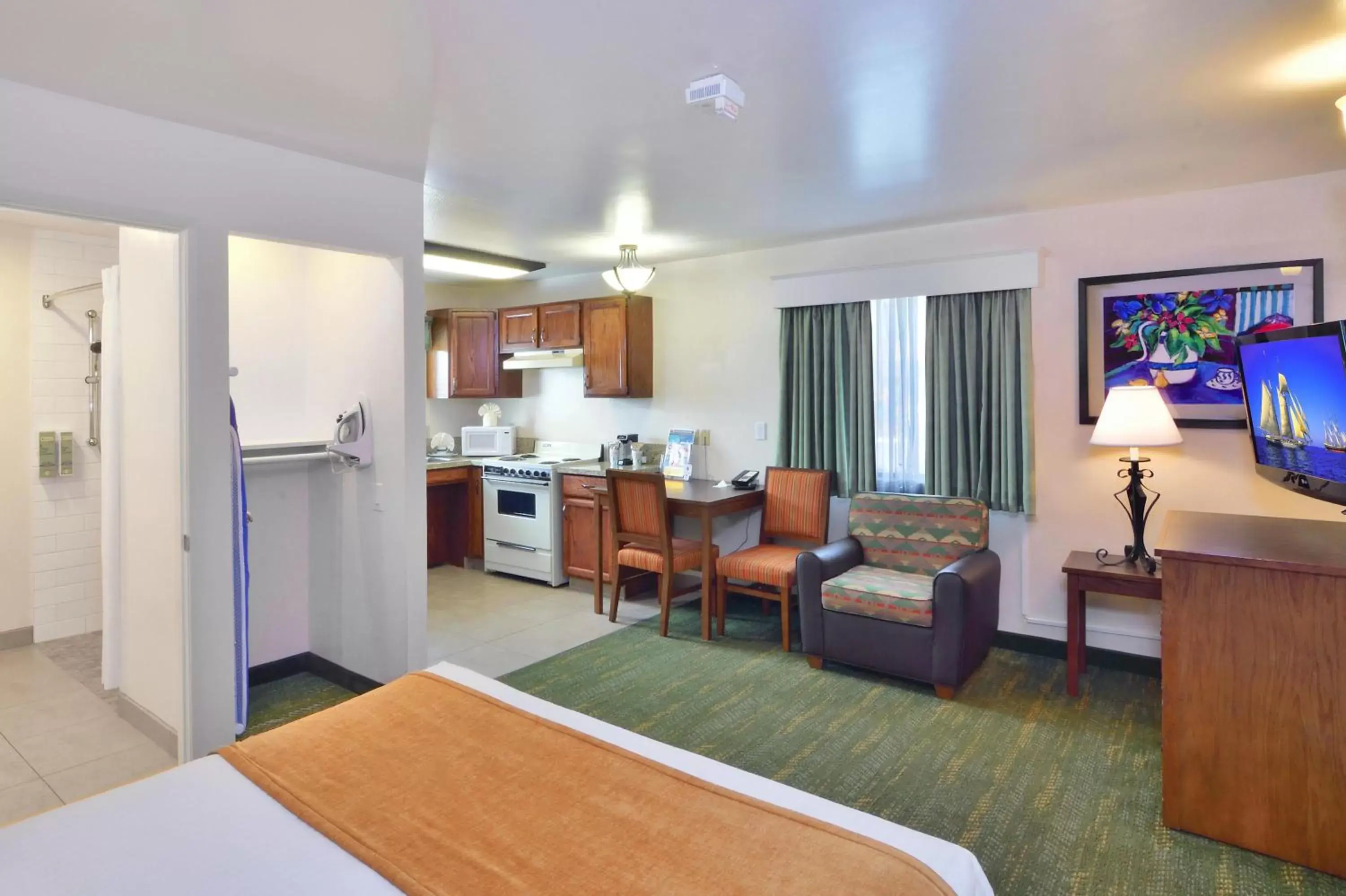 Bedroom, Seating Area in Lamplighter Inn & Suites at SDSU